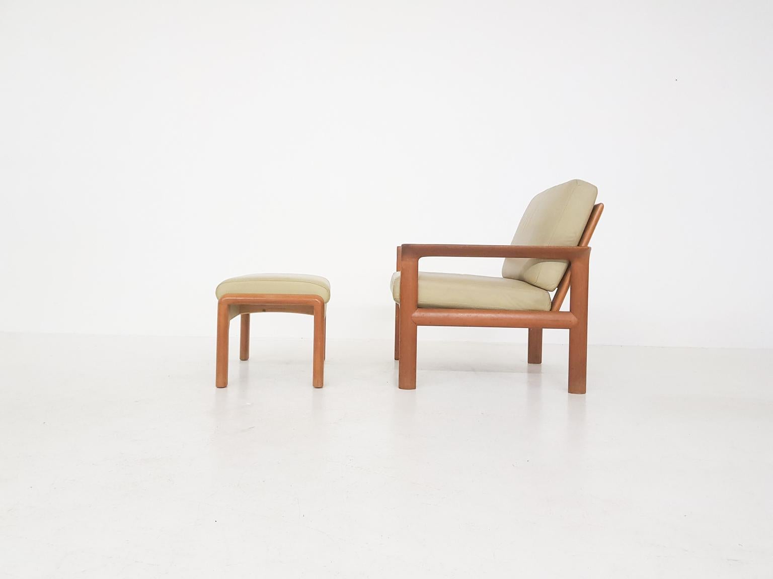 Leather and teak lounge chair and ottoman by Sven Ellekaer for Komfort, Denmark 1960s.

Beatiful lounge or arm chair and ottoman from Denmark. Lounge chair and ottoman are designed by Sven Ellekaer and are part of the 