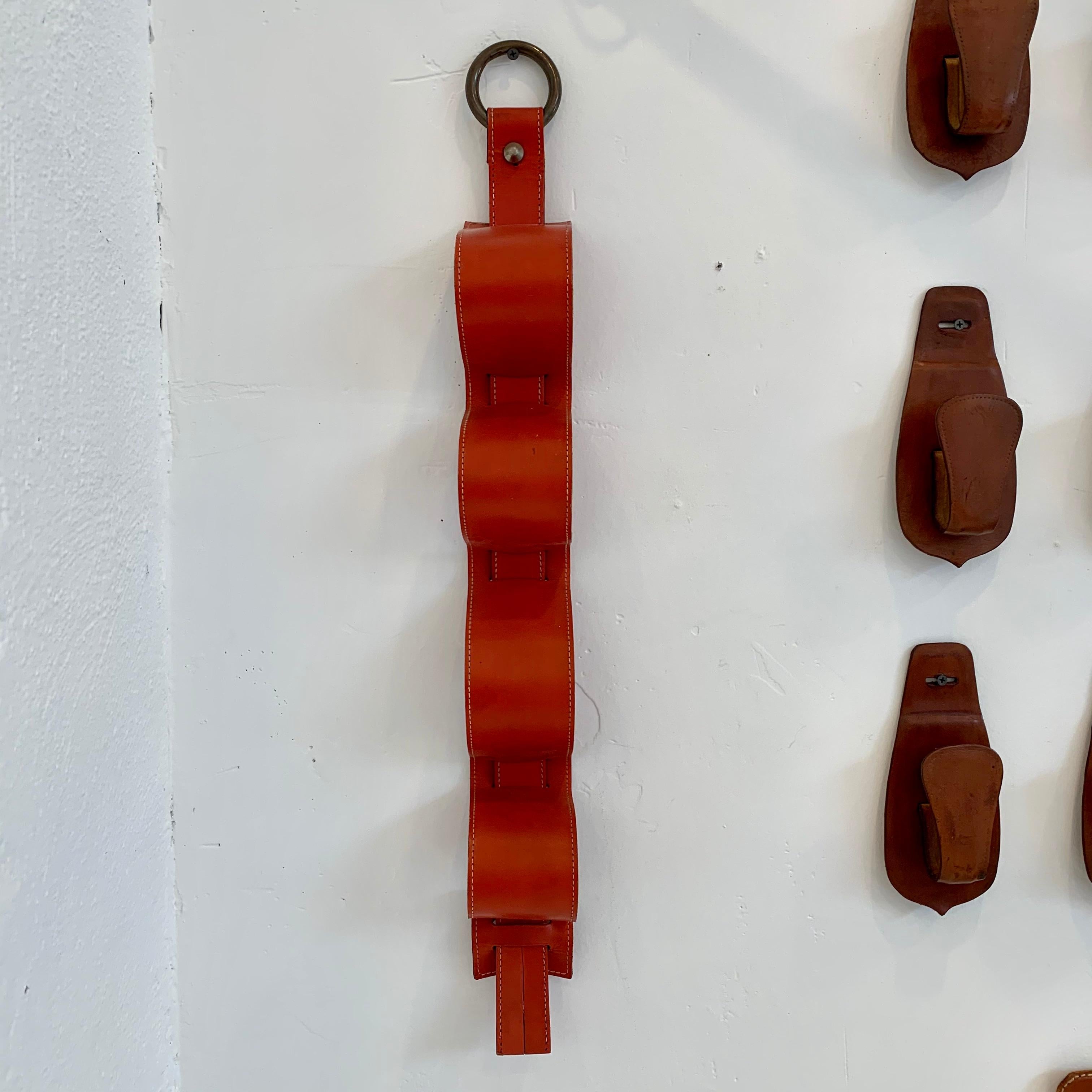 Wunderschönes Flaschenregal aus rotem Leder im Stil von Jacques Adnet. Kann bequem vier Flaschen aufnehmen. Guter Vintage-Zustand.