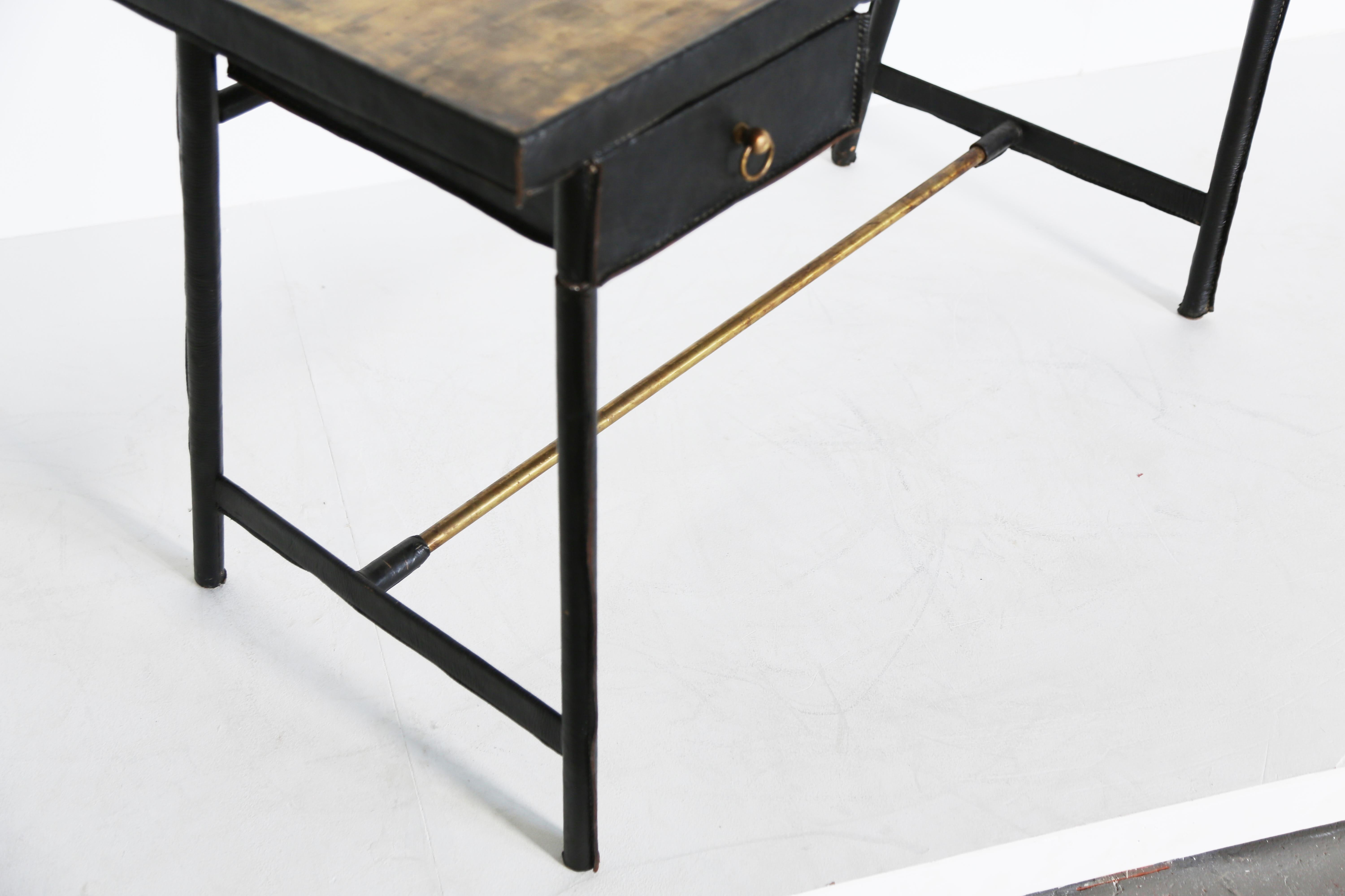 Scrivania in pelle e ottone, attribuita a Jacques Adnet, Francia in vendita 8