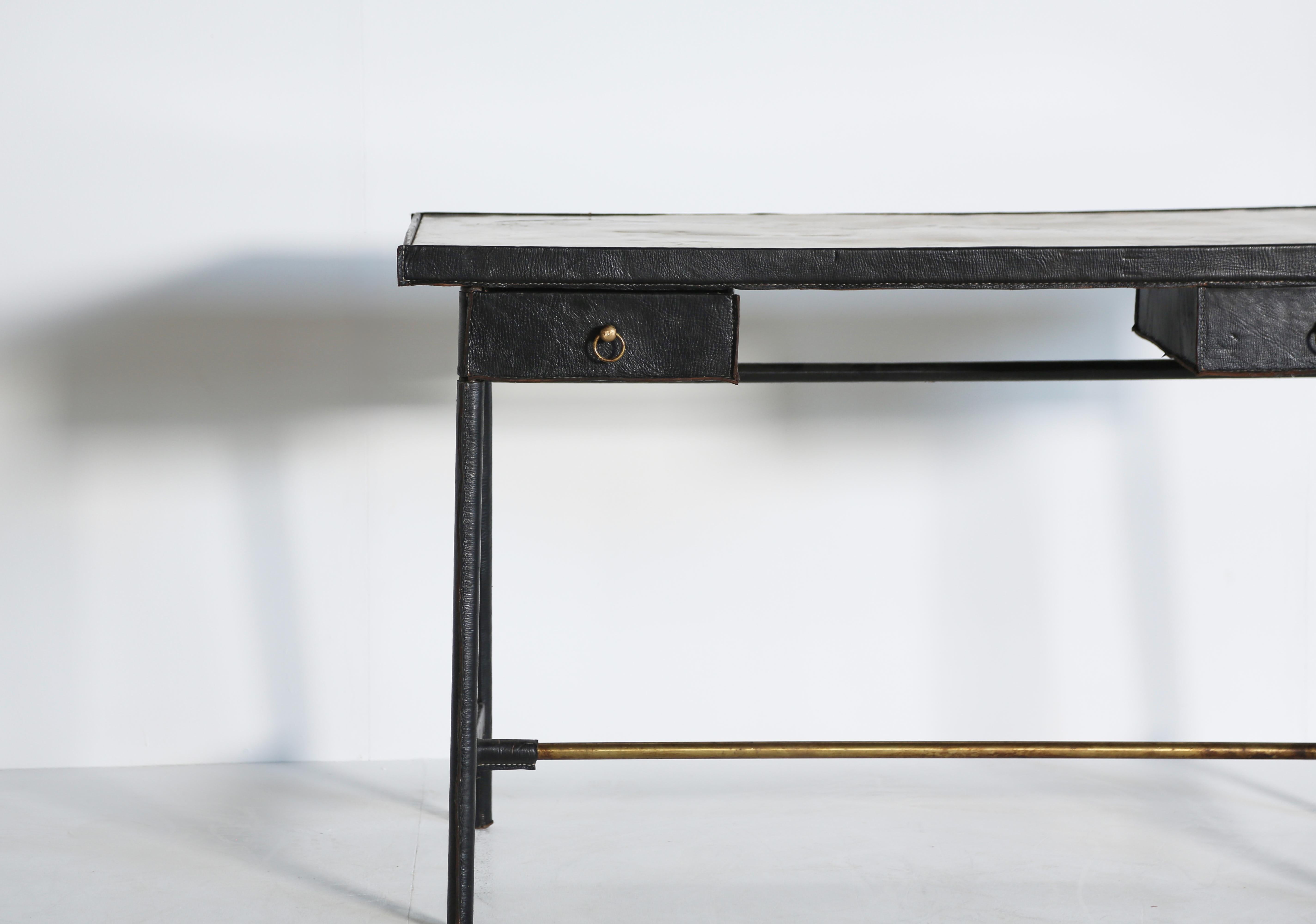 Scrivania in pelle e ottone, attribuita a Jacques Adnet, Francia in vendita 11