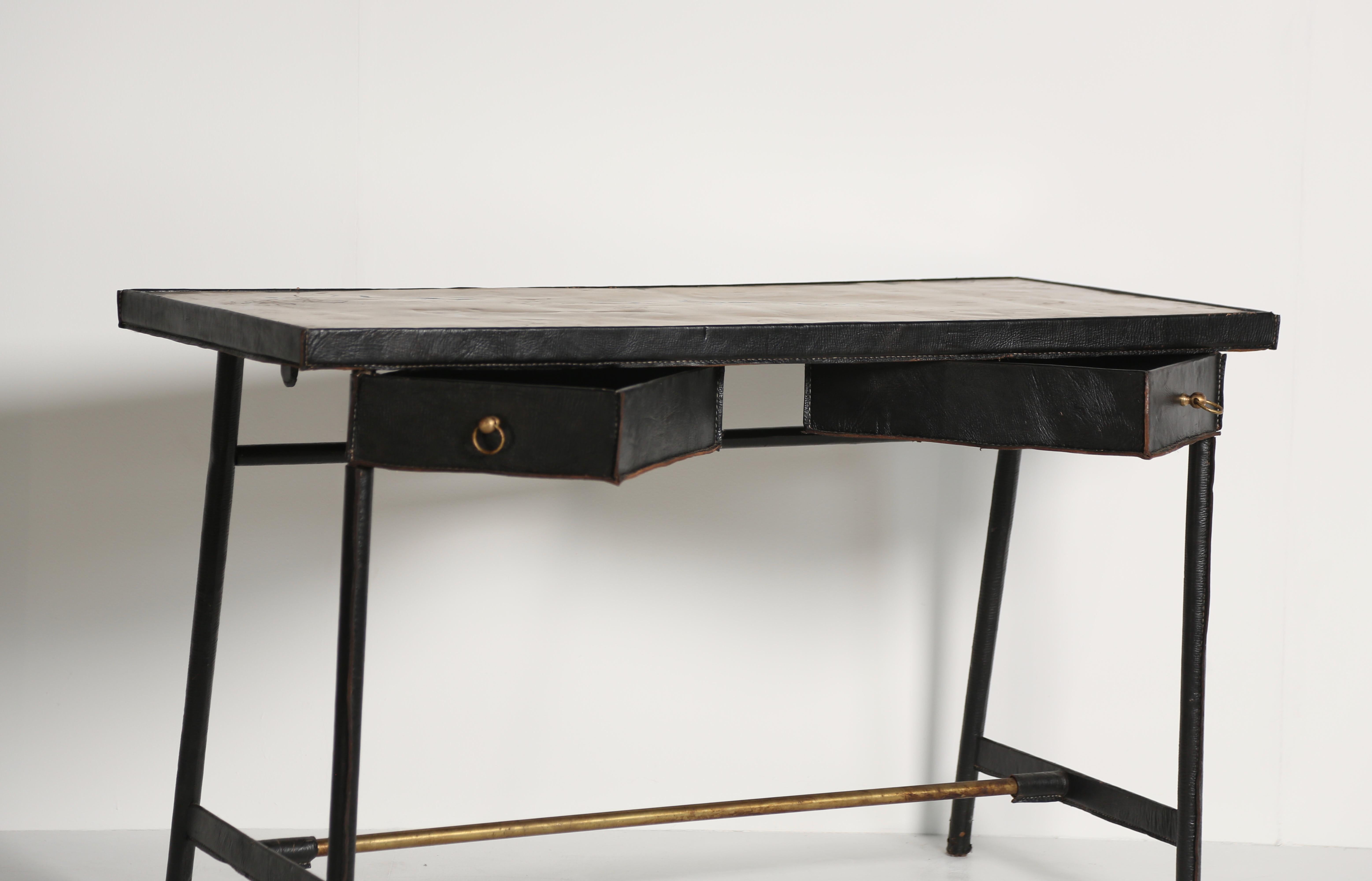Mid-Century moderno Scrivania in pelle e ottone, attribuita a Jacques Adnet, Francia in vendita