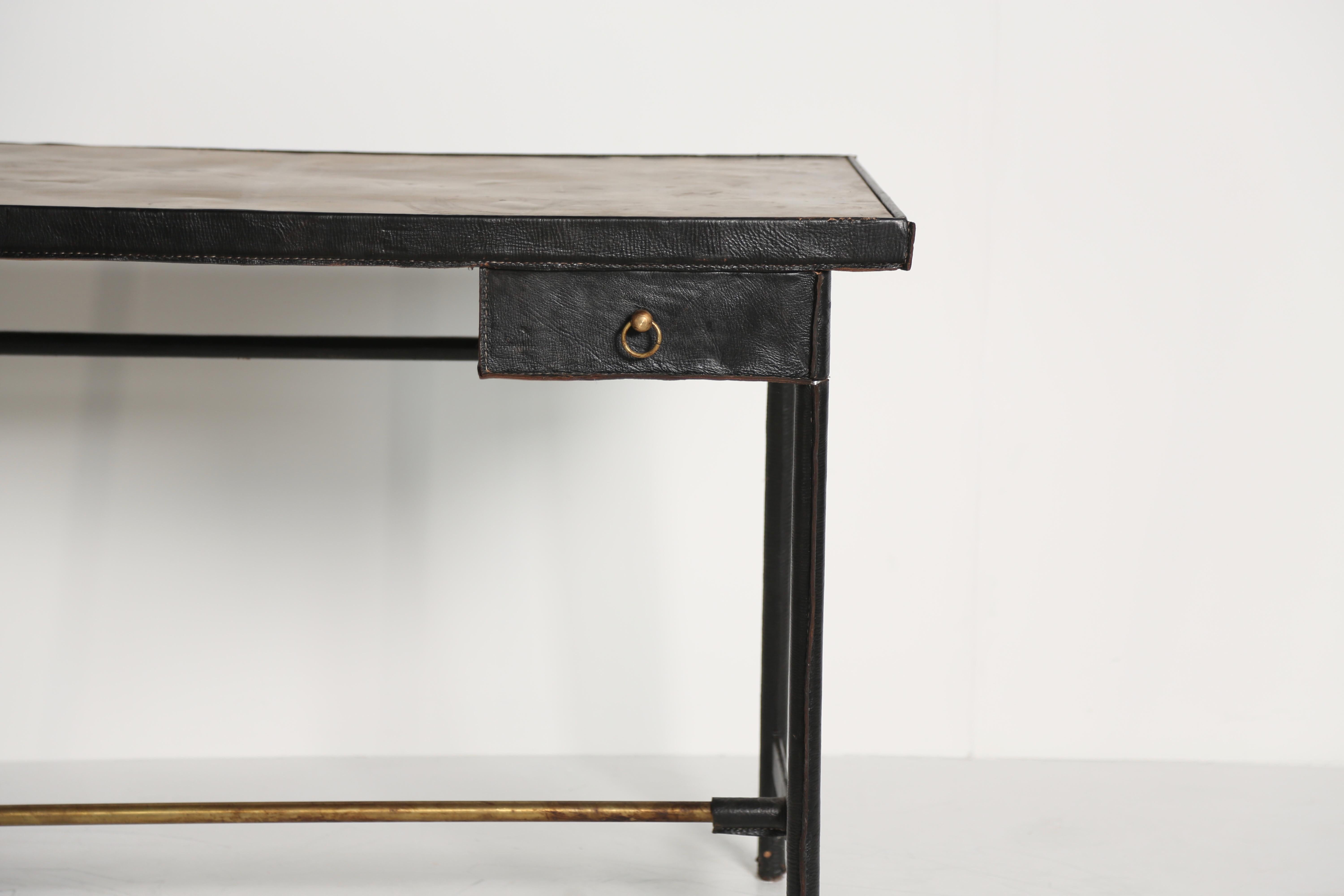 Scrivania in pelle e ottone, attribuita a Jacques Adnet, Francia In condizioni buone in vendita a Lewes, East Sussex