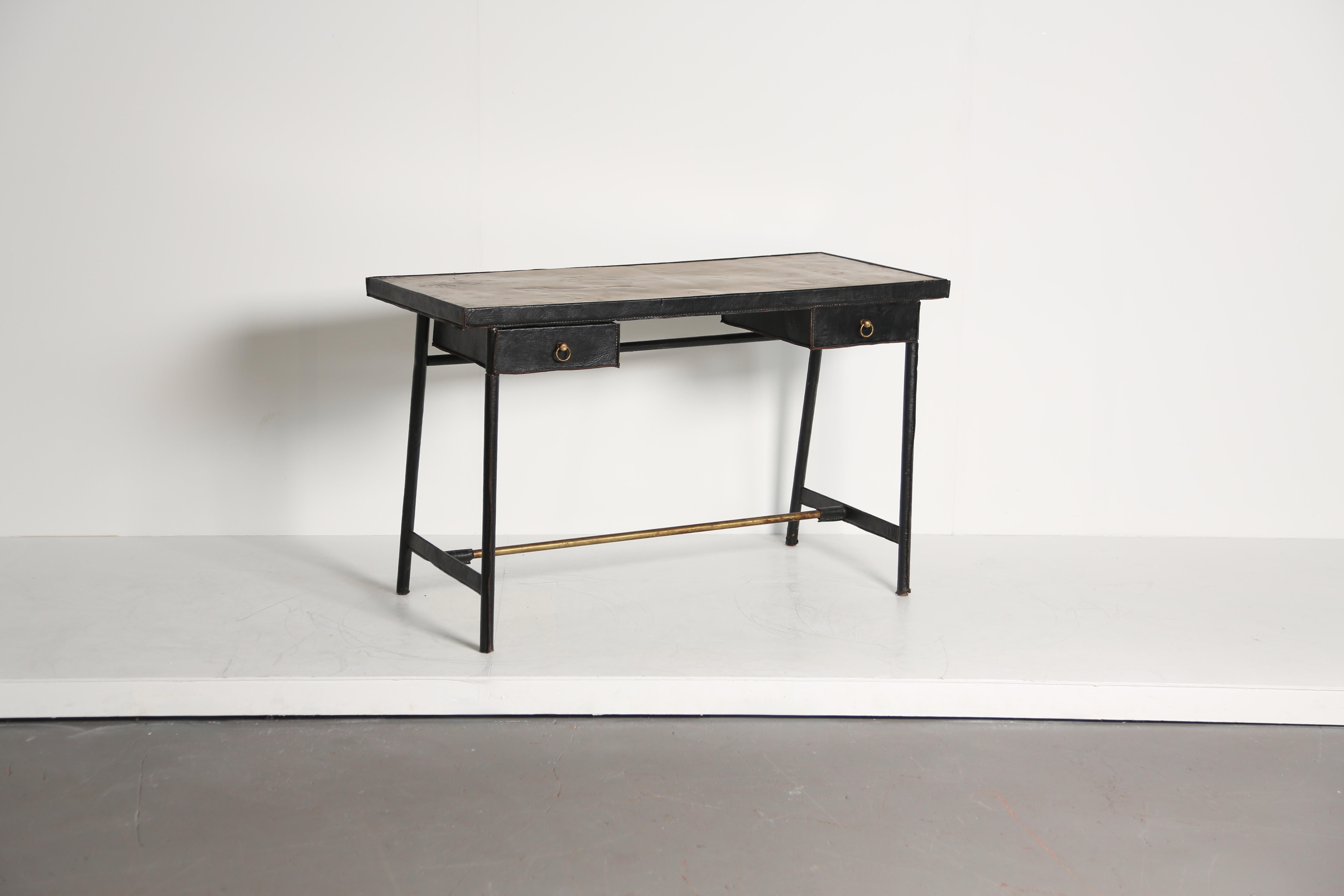 Scrivania in pelle e ottone, attribuita a Jacques Adnet, Francia in vendita 1