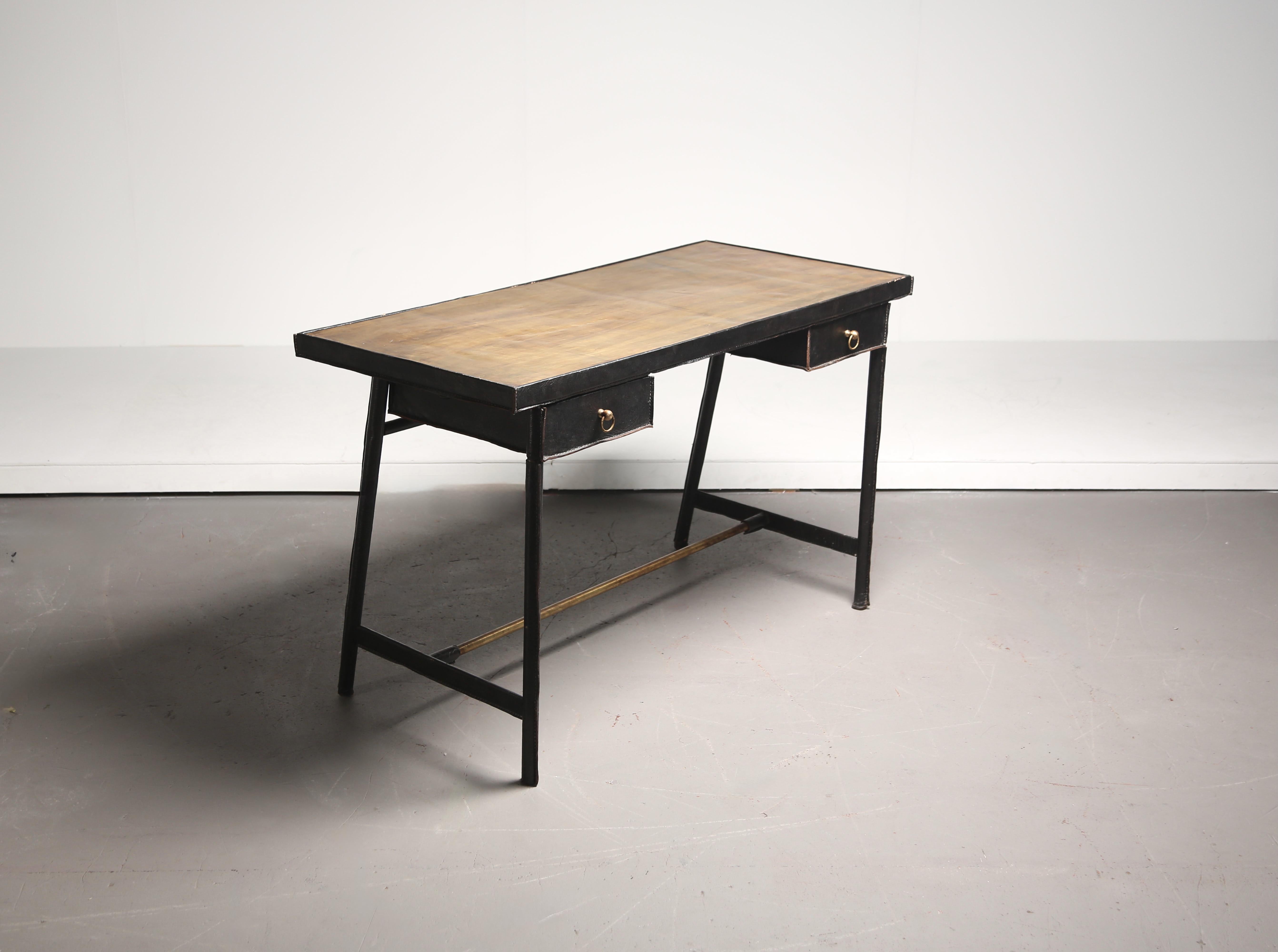 Scrivania in pelle e ottone, attribuita a Jacques Adnet, Francia in vendita 2