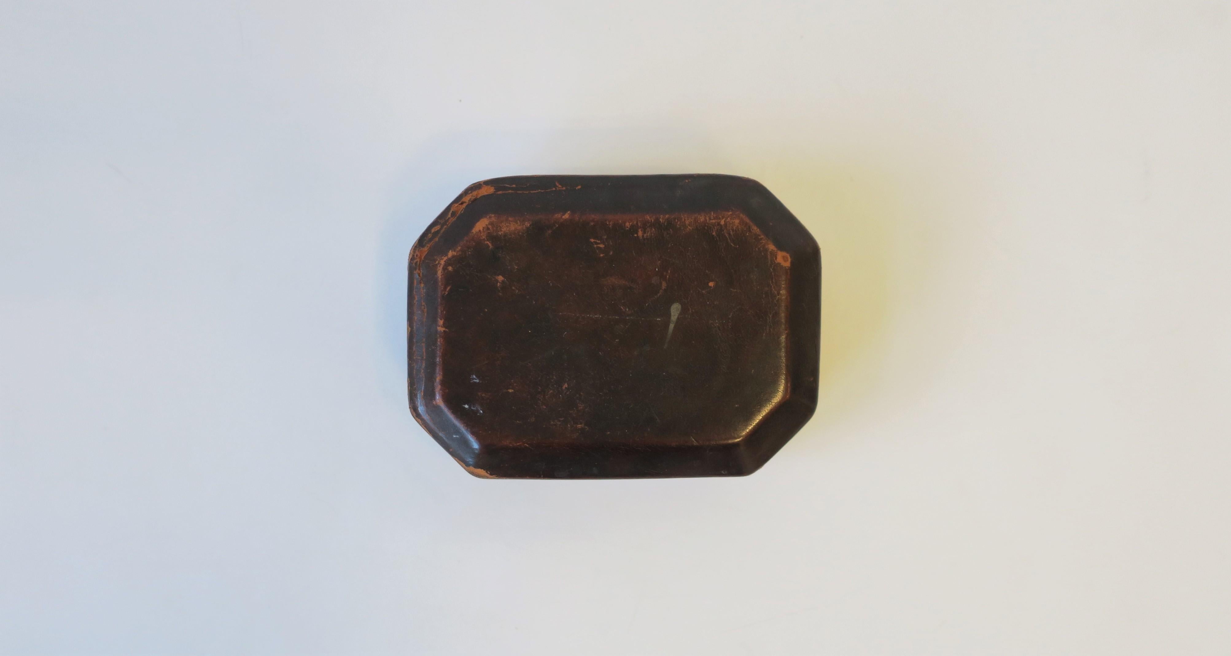 An Italian leather box with an octagonal shape, circa 20th century, 1970s, Italy. A great piece for desk or vanity area for small items or jewelry (as demonstrated.) Dimensions: 3.88