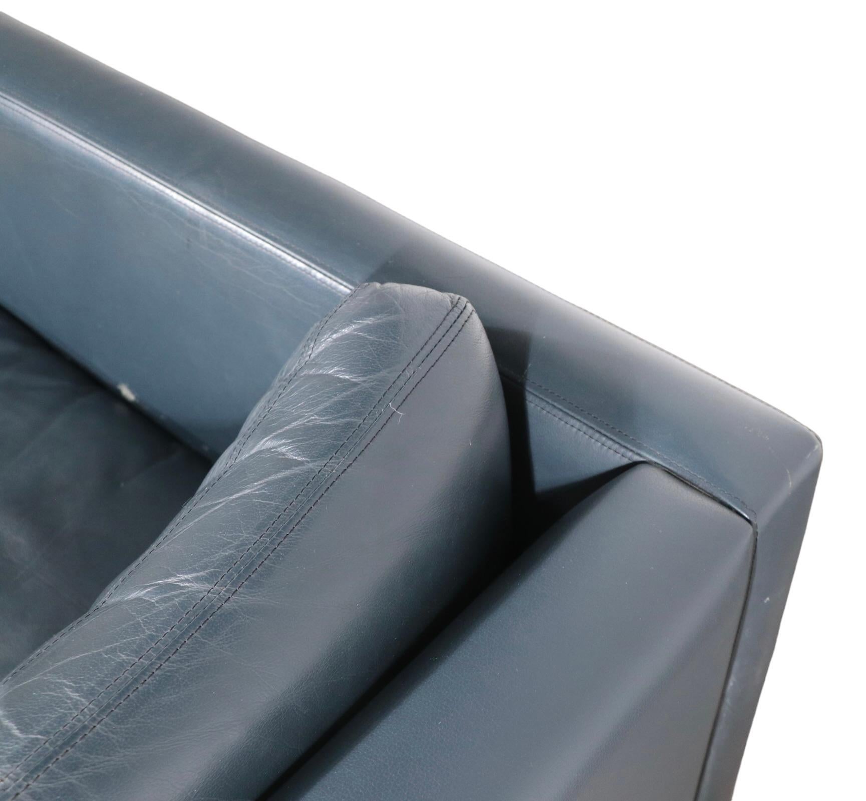 Schickes, raffiniertes und modisches Loveseat-Sofa, entworfen von Charles Pfister für Knoll. Dieses Exemplar wurde in grau-blauem Leder ausgeführt, es ist in gutem, originalem Zustand, zeigt leichte kosmetische Abnutzungen, normal und altersgemäß.