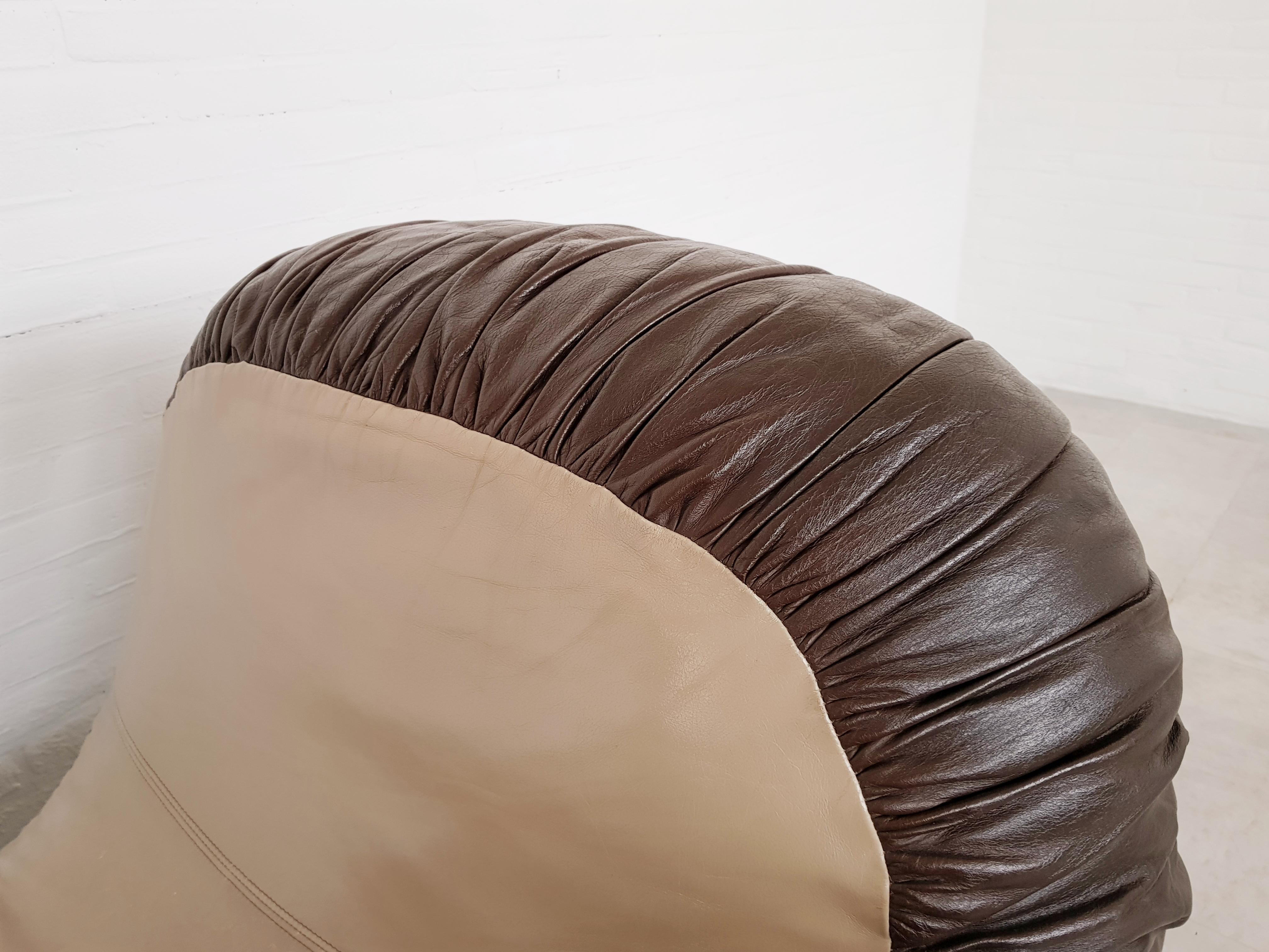 De Sede, DS 2878 chaise longue boxing glove, circa 1970-1975. This large chaise lounge boxing glove is designed by the Desede design team. Upholstered in a two toned leather upholstery, beige and brown. This chair is part of the older