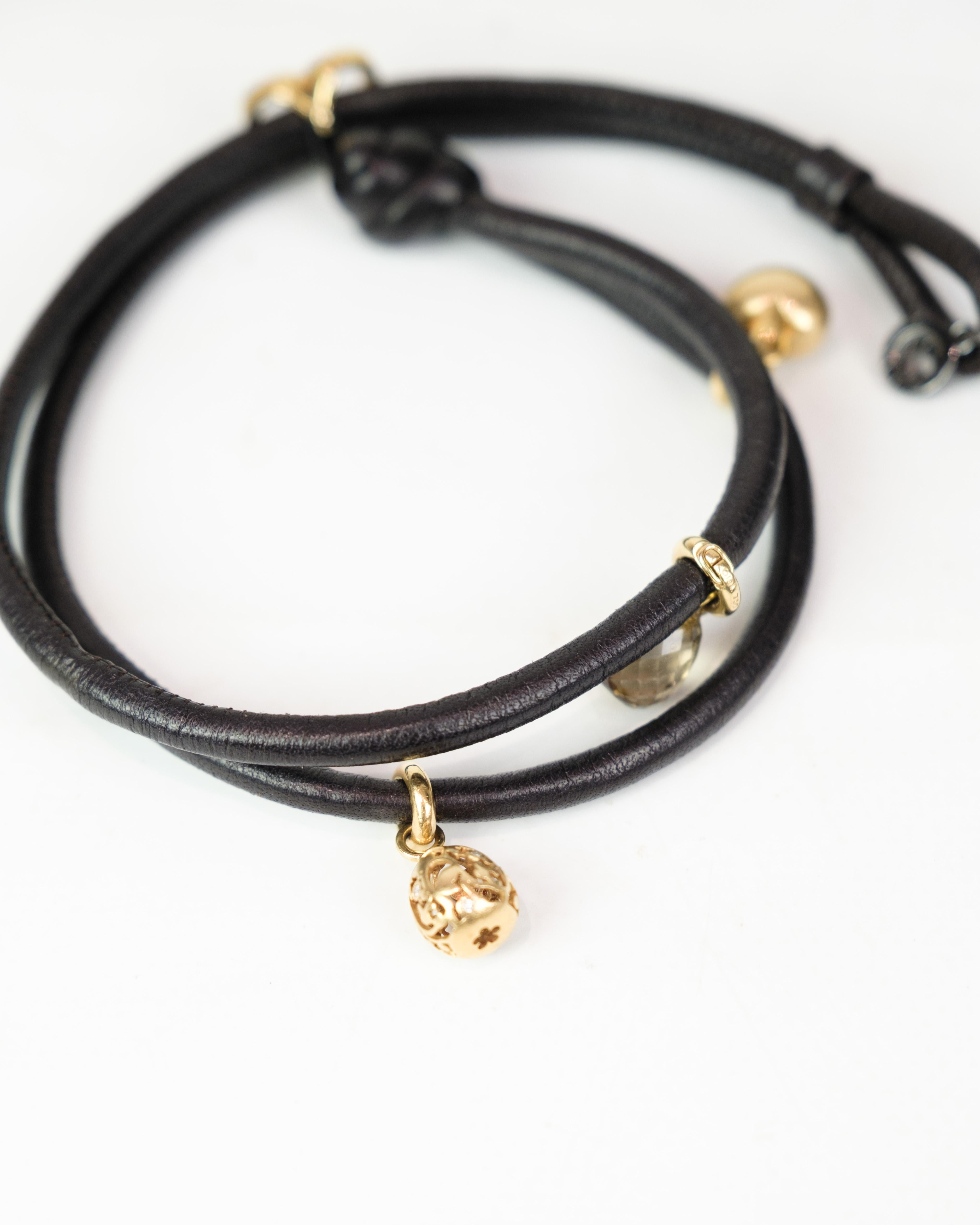 Bracciale in pelle in oro 18 carati con diamanti e 4 charme di Ole Lynggaard in vendita 4