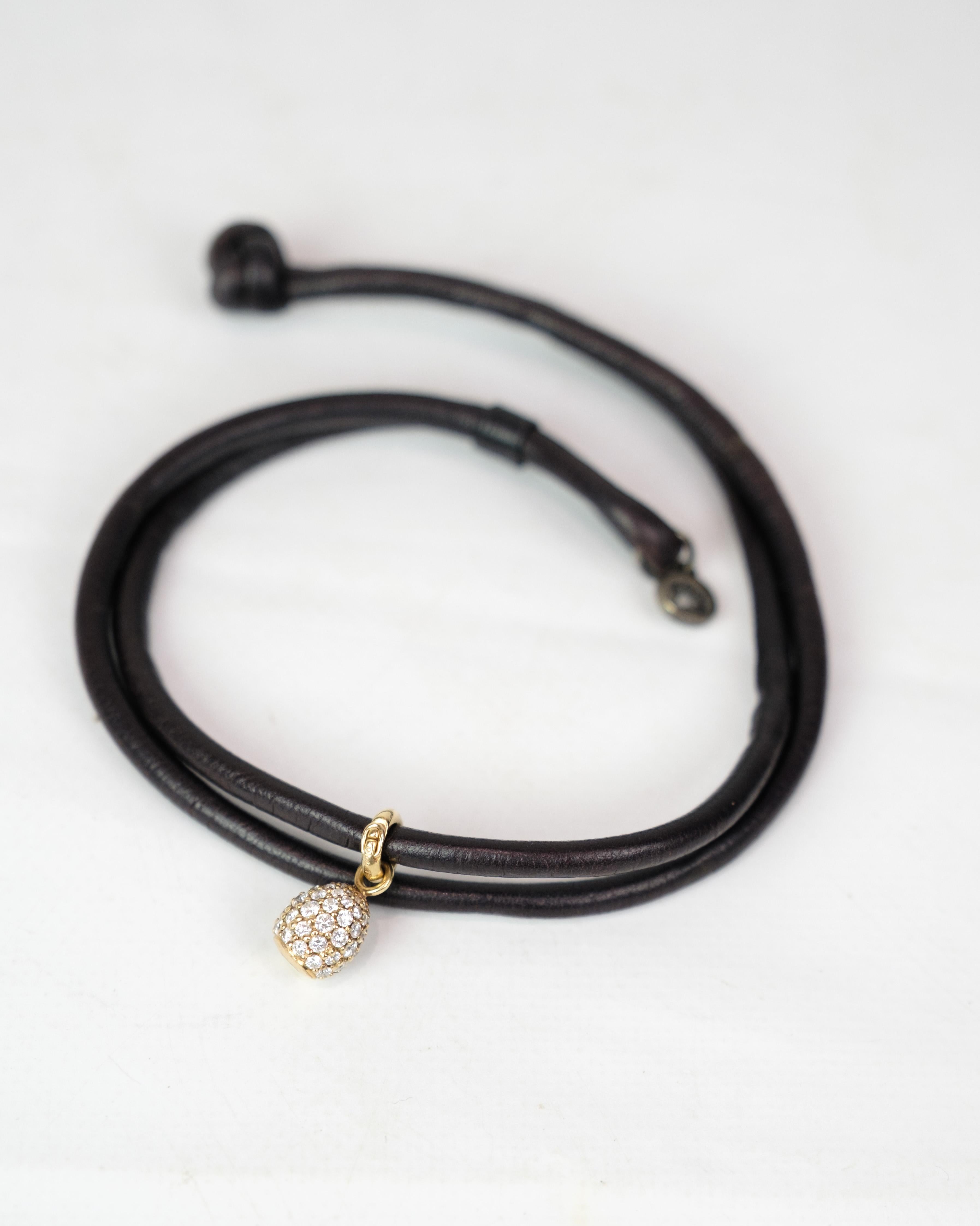 Bracciale in pelle in oro 18 carati con diamanti e 4 charme di Ole Lynggaard In condizioni buone in vendita a Lejre, DK