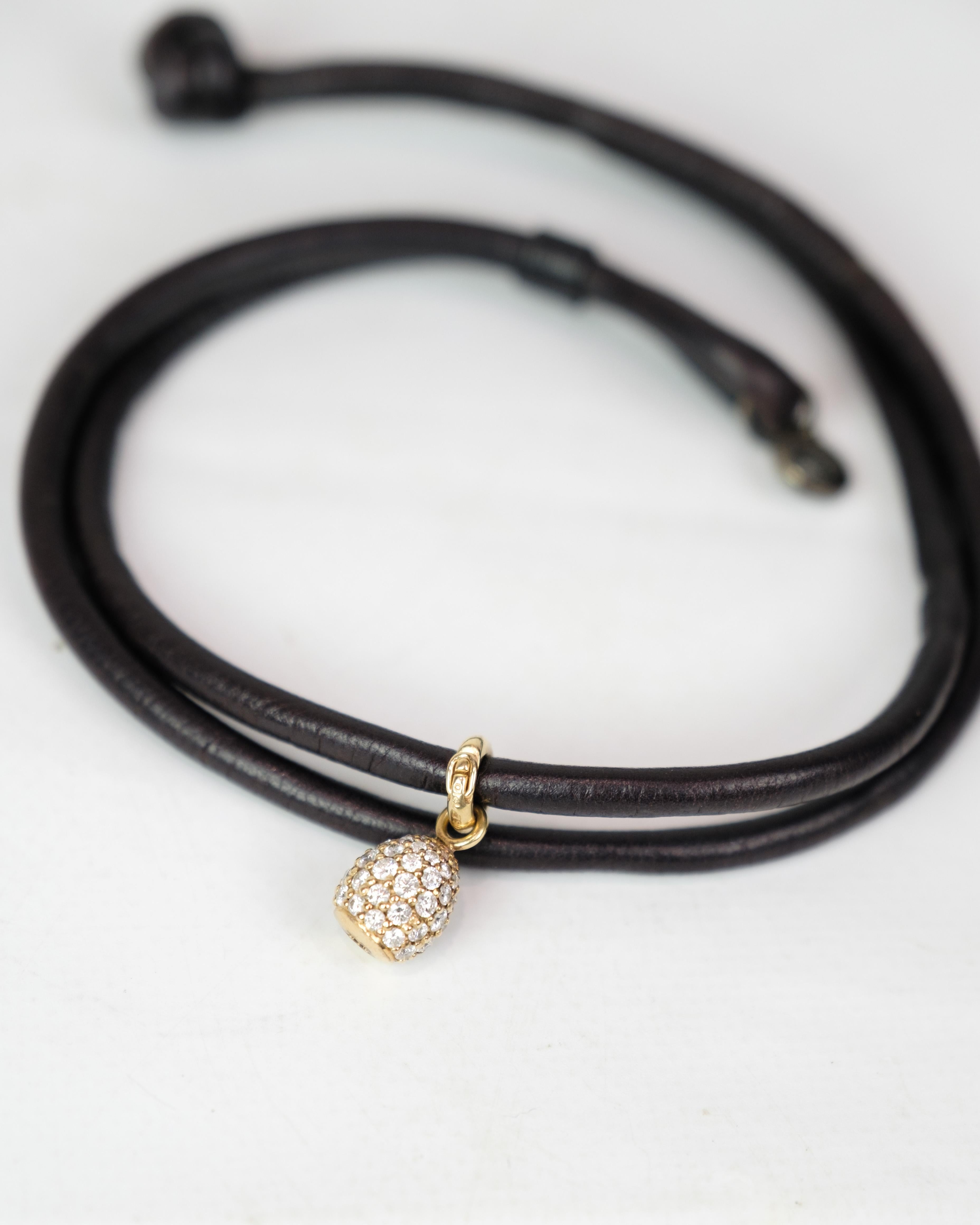 XX secolo Bracciale in pelle in oro 18 carati con diamanti e 4 charme di Ole Lynggaard in vendita