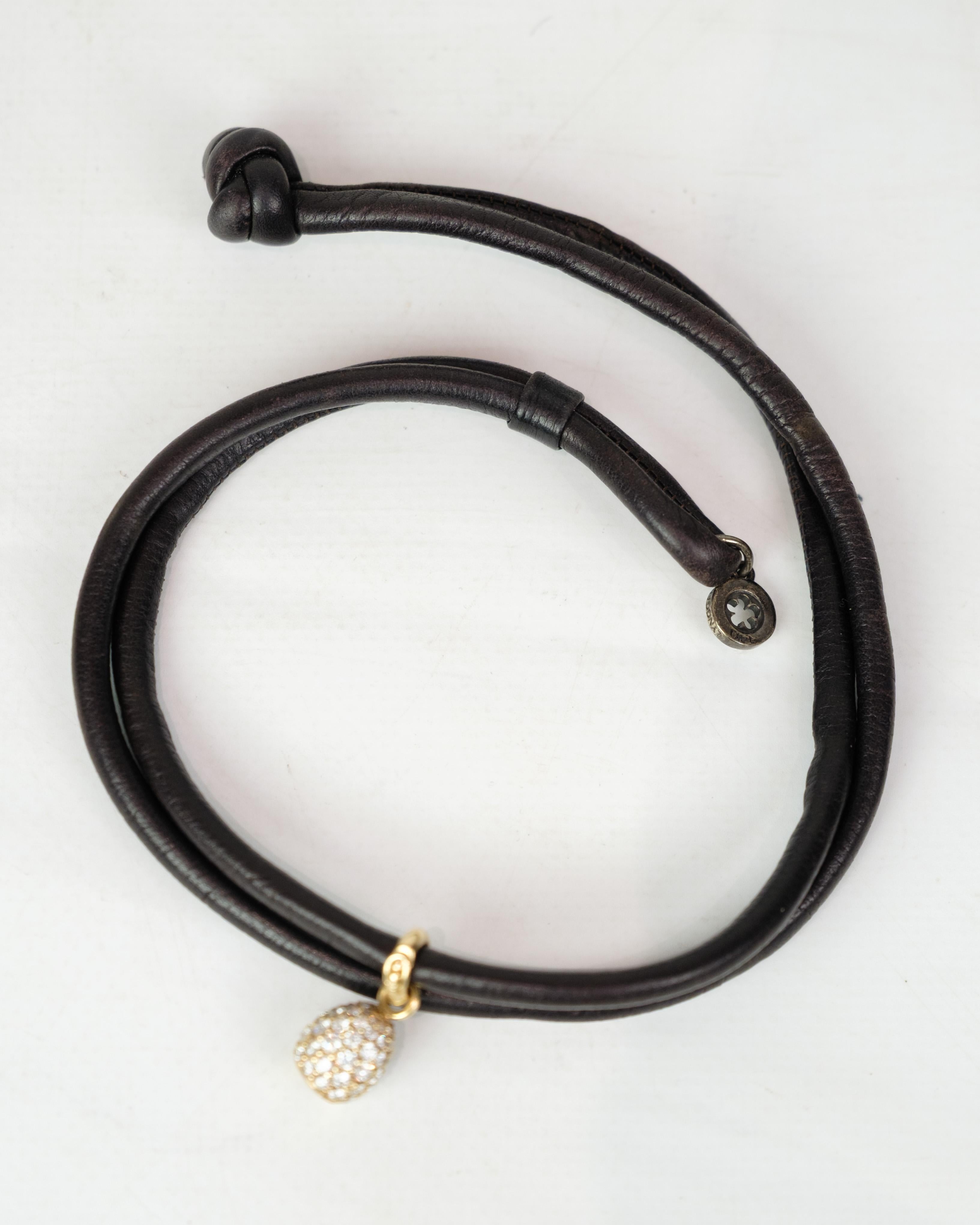 Oro Bracciale in pelle in oro 18 carati con diamanti e 4 charme di Ole Lynggaard in vendita