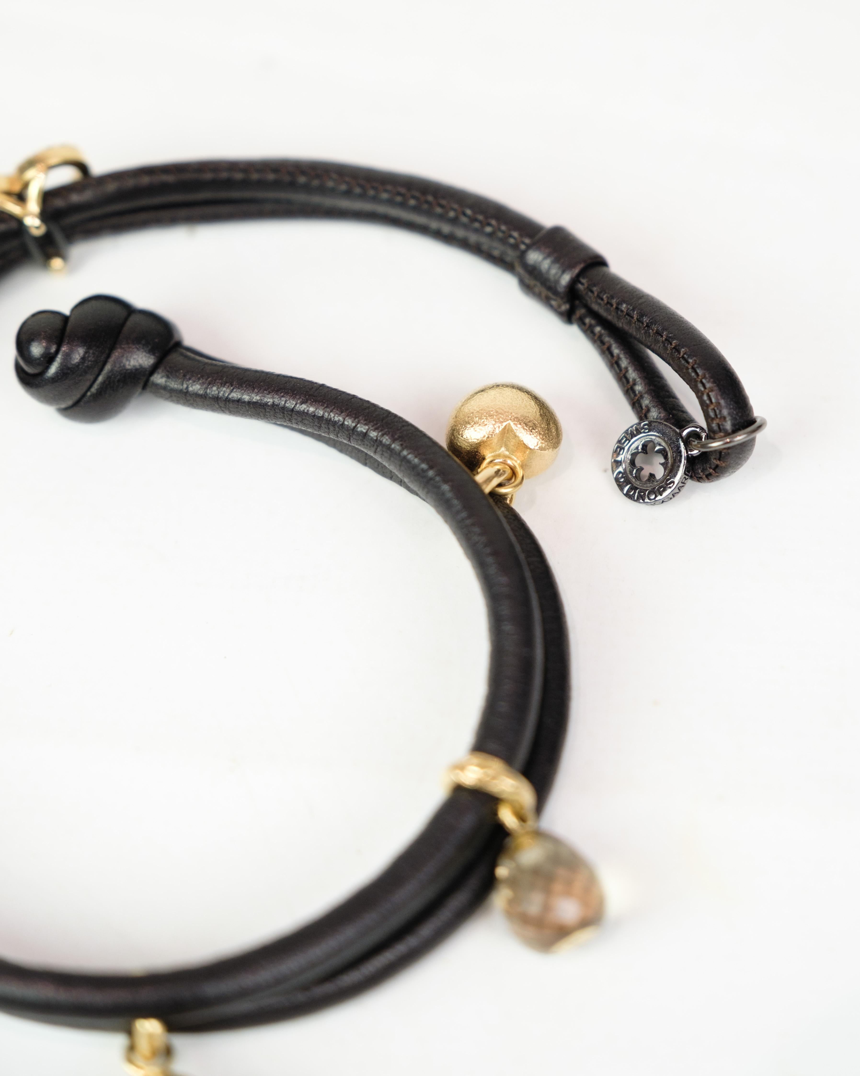 Bracciale in pelle in oro 18 carati con diamanti e 4 charme di Ole Lynggaard in vendita 2