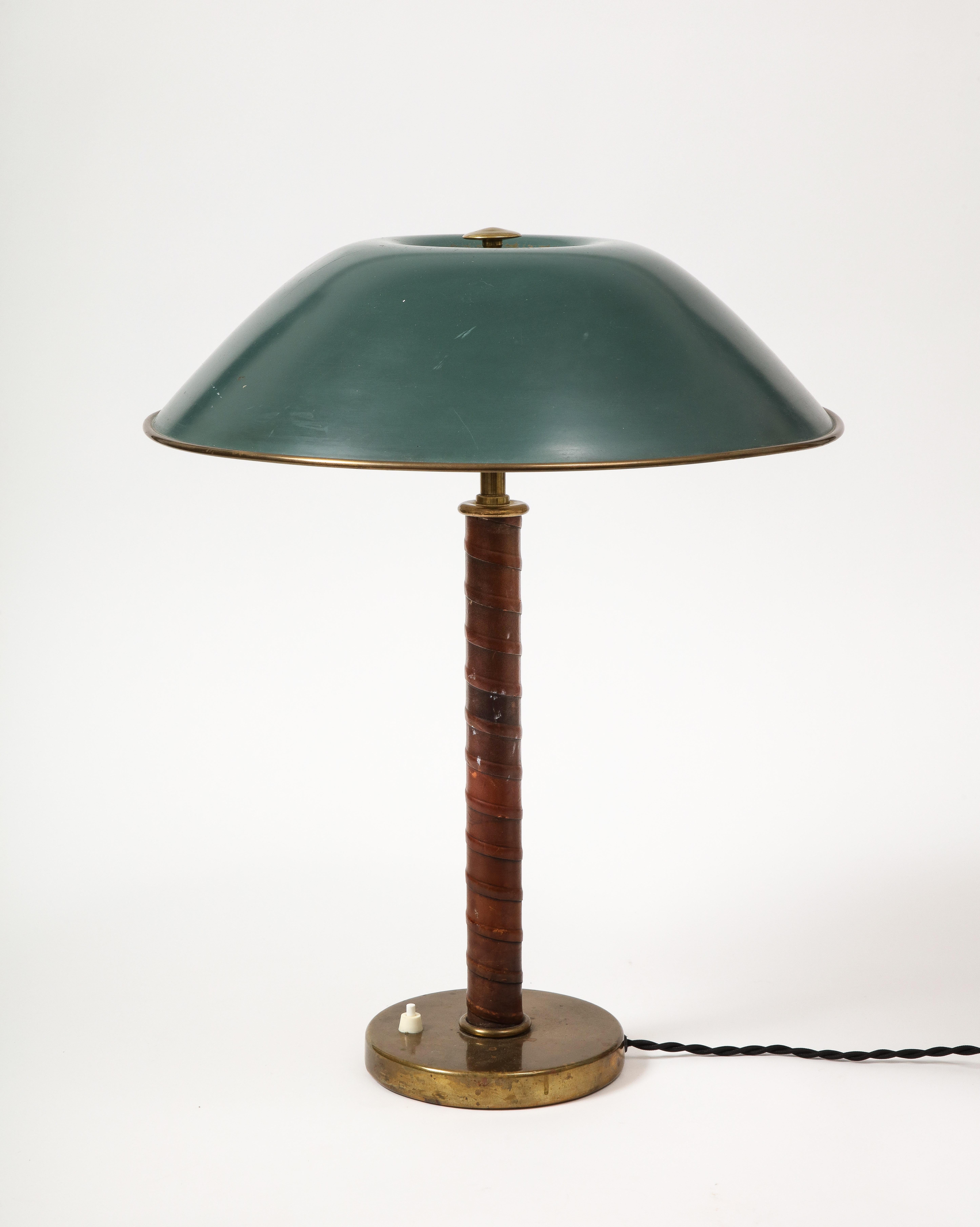 Leather, Brass and Lacquer Swedish Grace Table Lamp, Bohlmarks, Sweden In Good Condition For Sale In New York City, NY