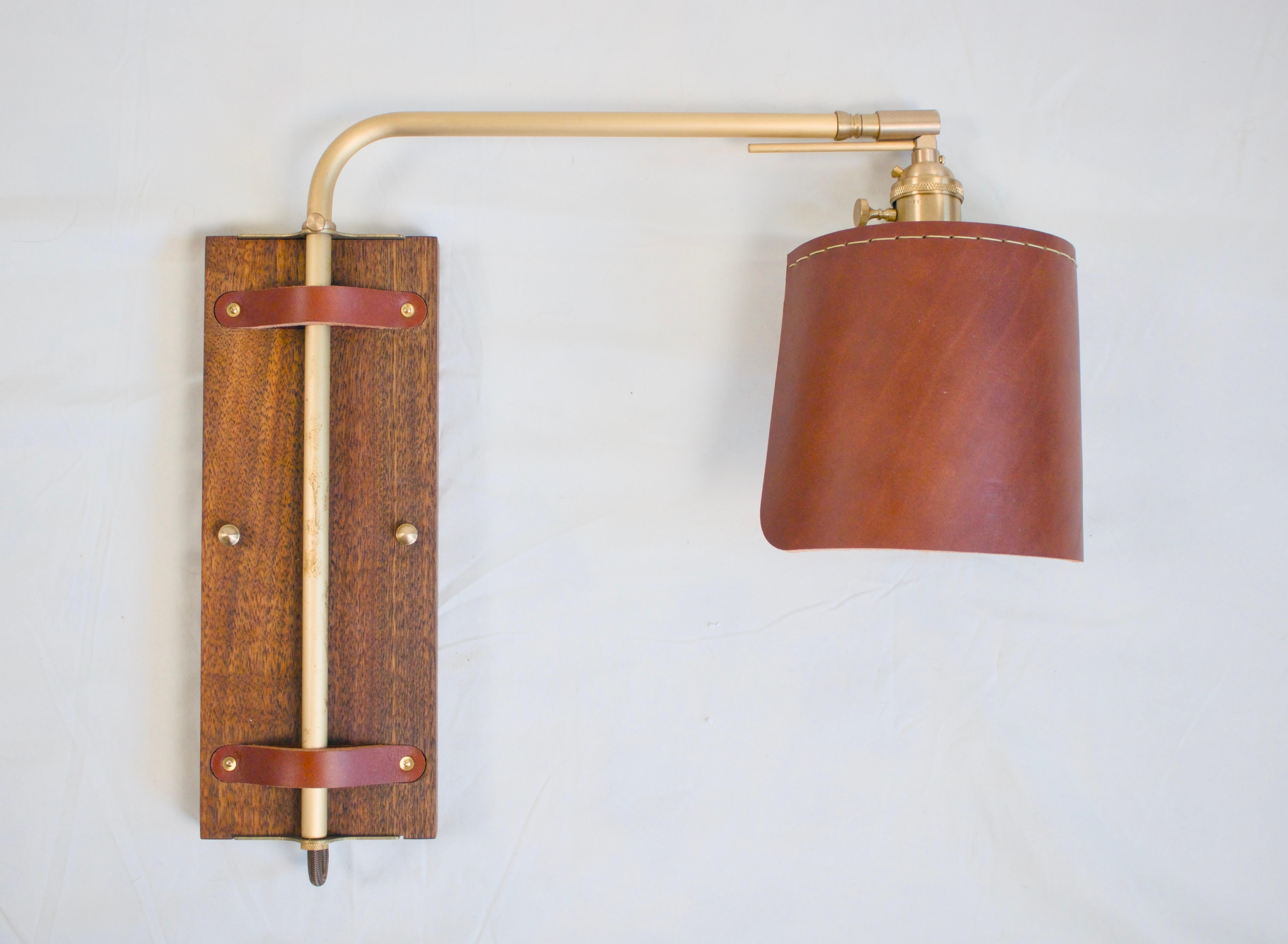 Moderne Applique en cuir, laiton et noyer, ensemble de deux en vente