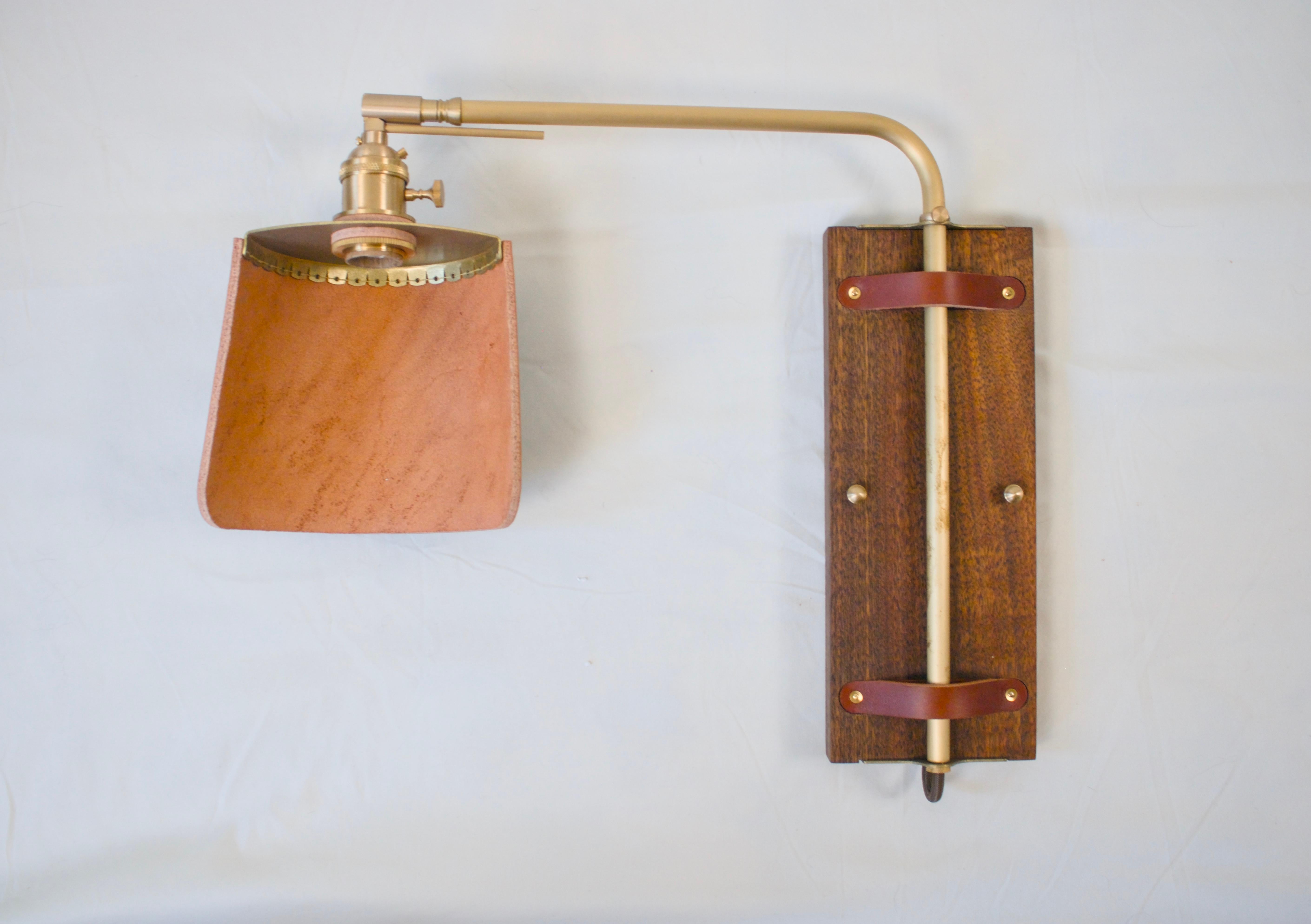 Américain Applique en cuir, laiton et noyer, ensemble de deux en vente