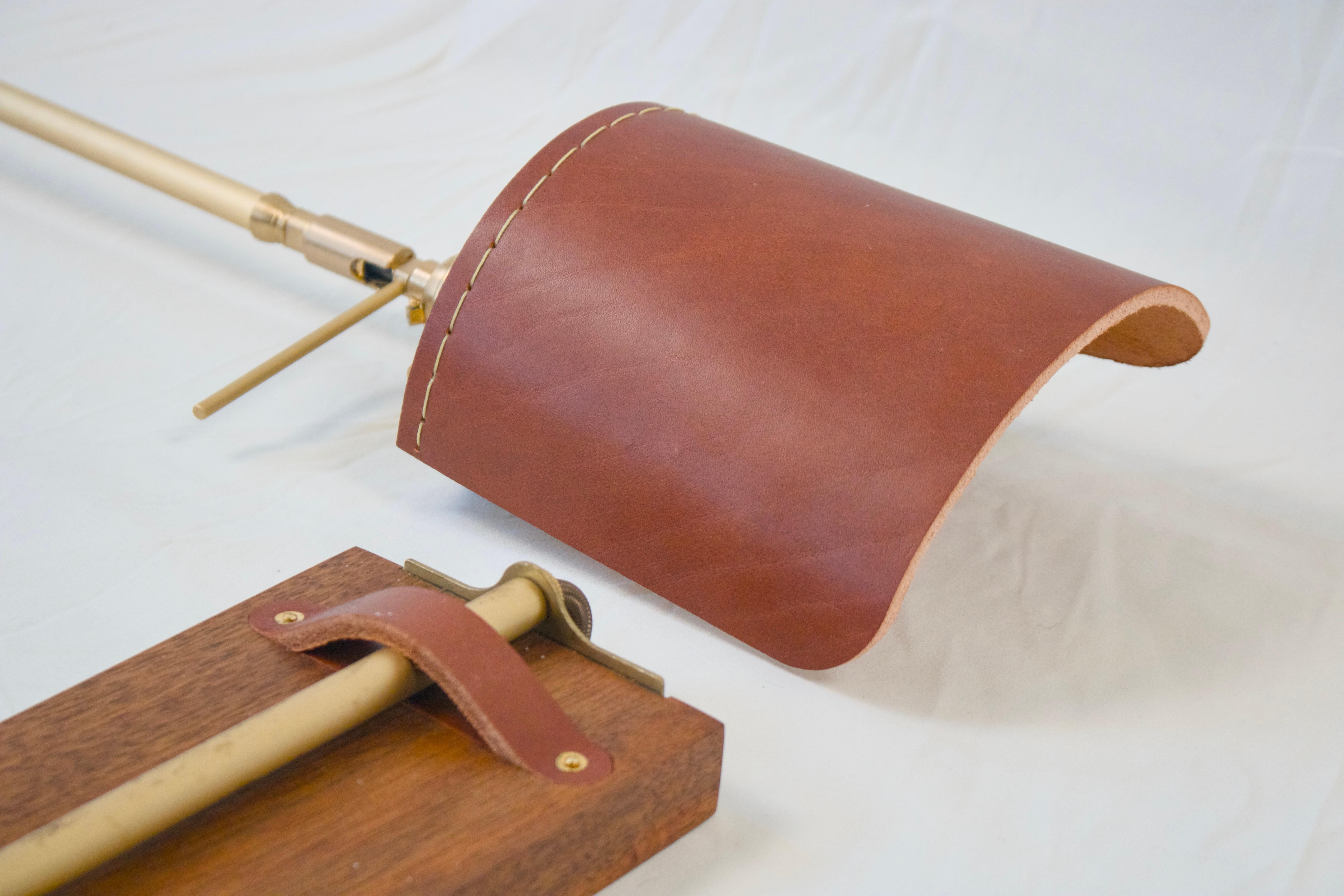 XXIe siècle et contemporain Applique en cuir, laiton et noyer, ensemble de deux en vente