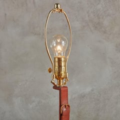 Lámpara de mesa de cuero y latón de Longchamp, Francia Años 50