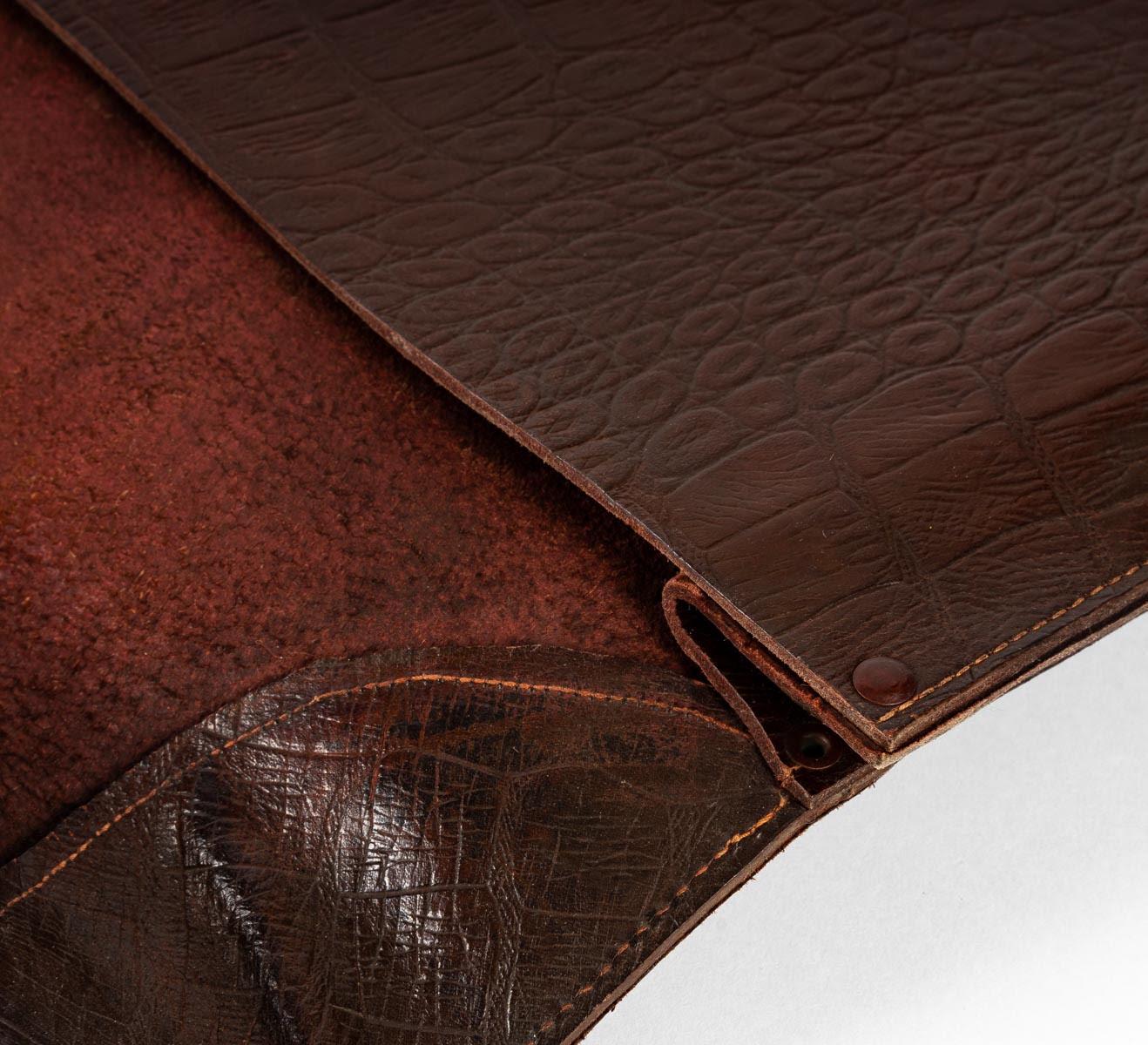 Leather briefcase, crocodile style, 20th century.
Measures: H: 28 cm, W: 37 cm, D: 5 cm.