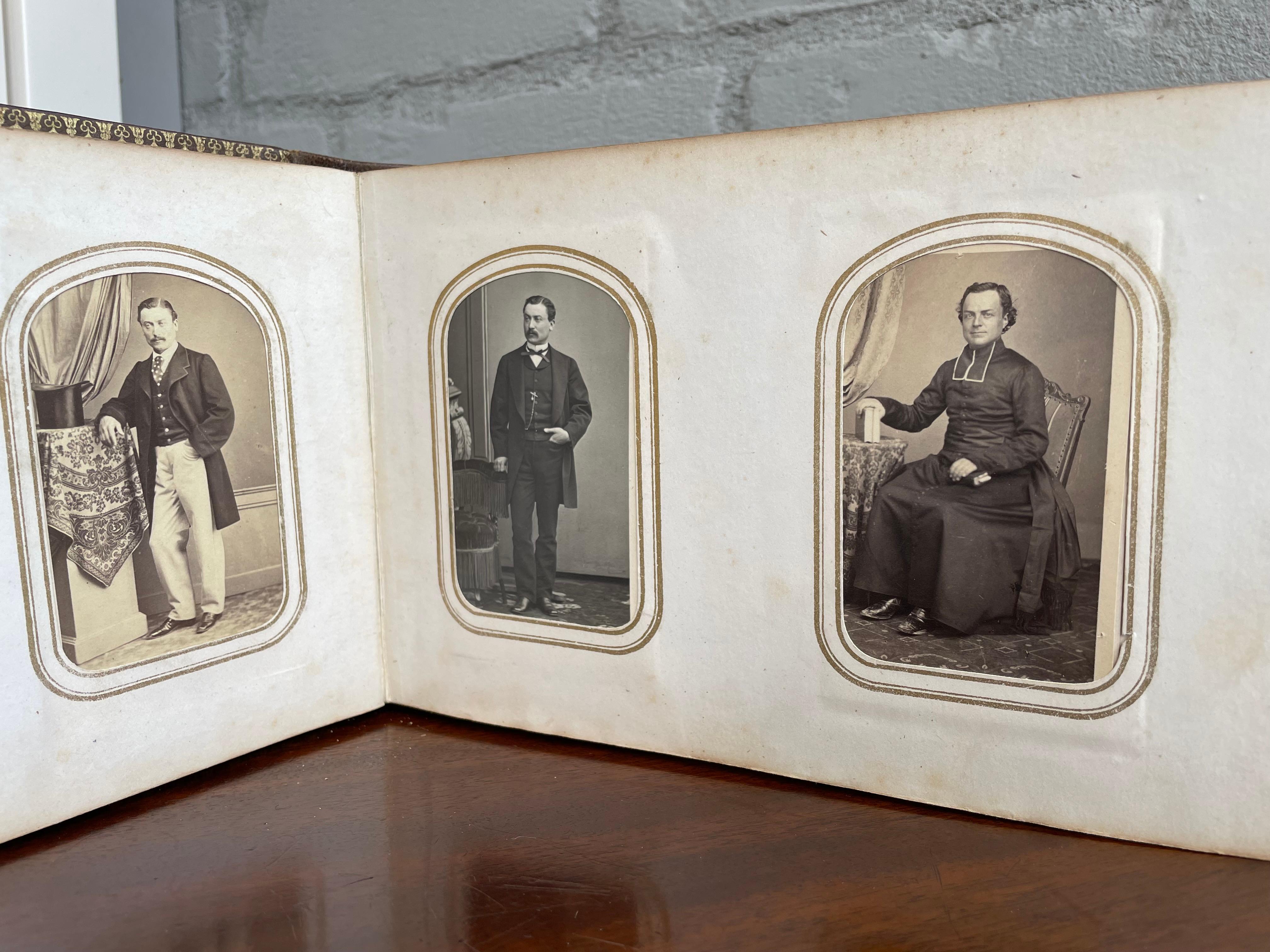 XIXe siècle Album photo en cuir et métal bronzé de style néo-gothique avec Pages dorées photos anciennes en vente