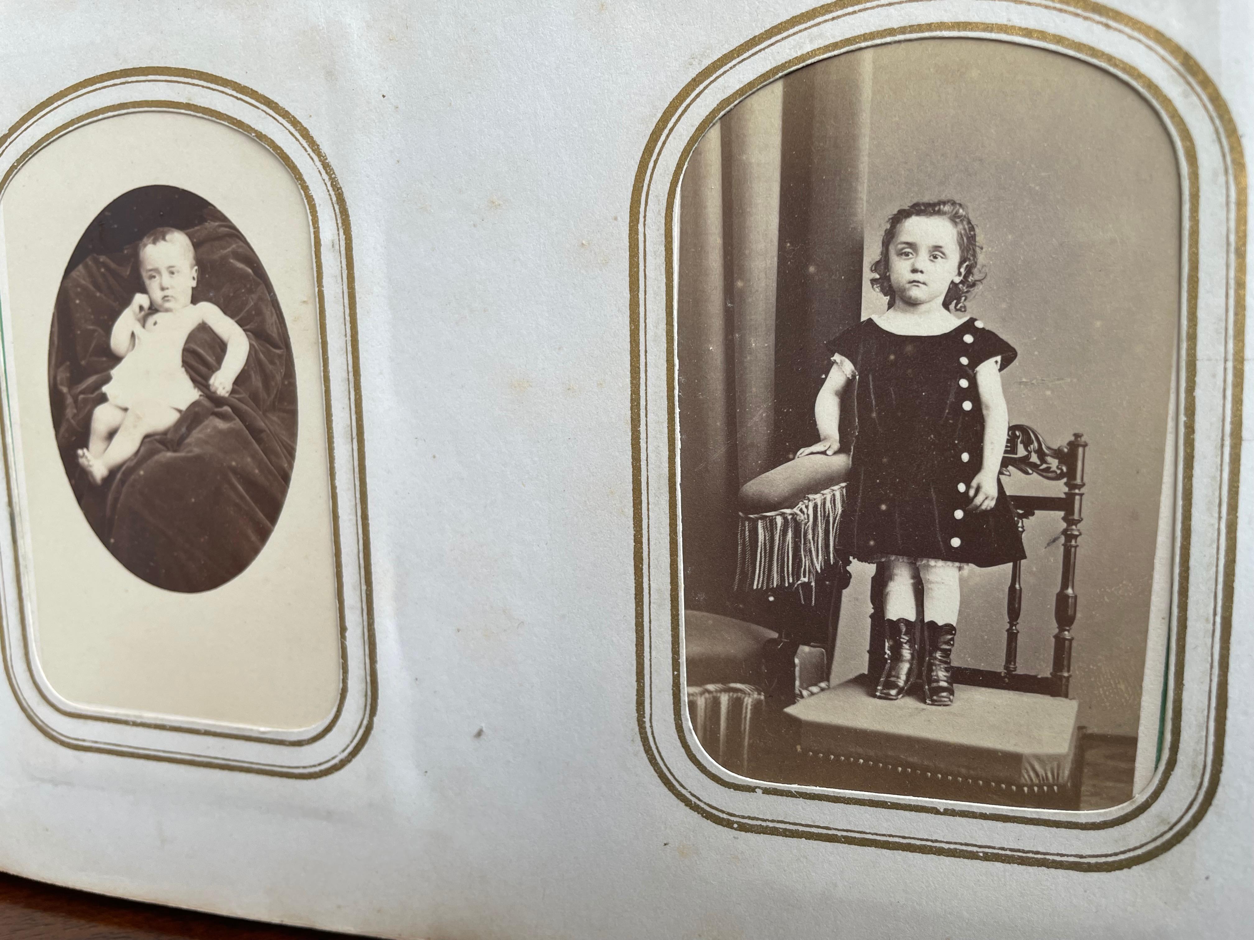 Métal Album photo en cuir et métal bronzé de style néo-gothique avec Pages dorées photos anciennes en vente