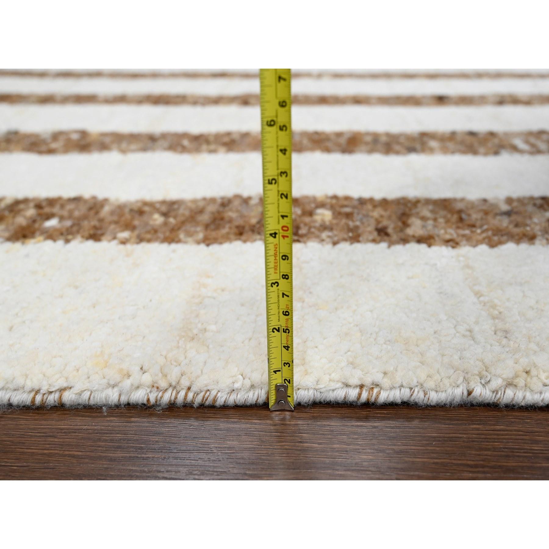 Alfombra Oriental Sobredimensionada Anudada a Mano con Diseño Minimalista de Rayas de Lana Marrón Cuero en venta 3