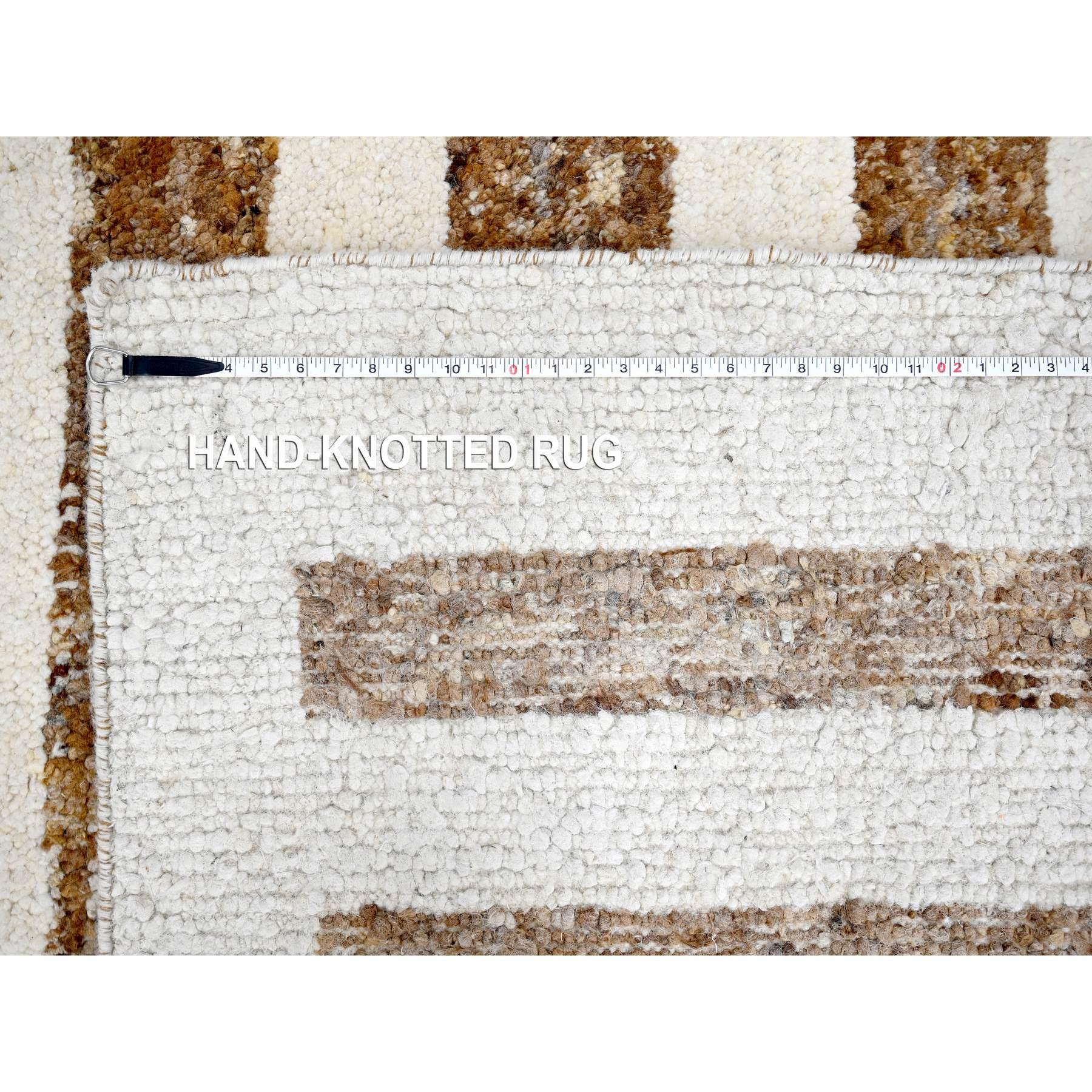 Alfombra Oriental Sobredimensionada Anudada a Mano con Diseño Minimalista de Rayas de Lana Marrón Cuero en venta 4