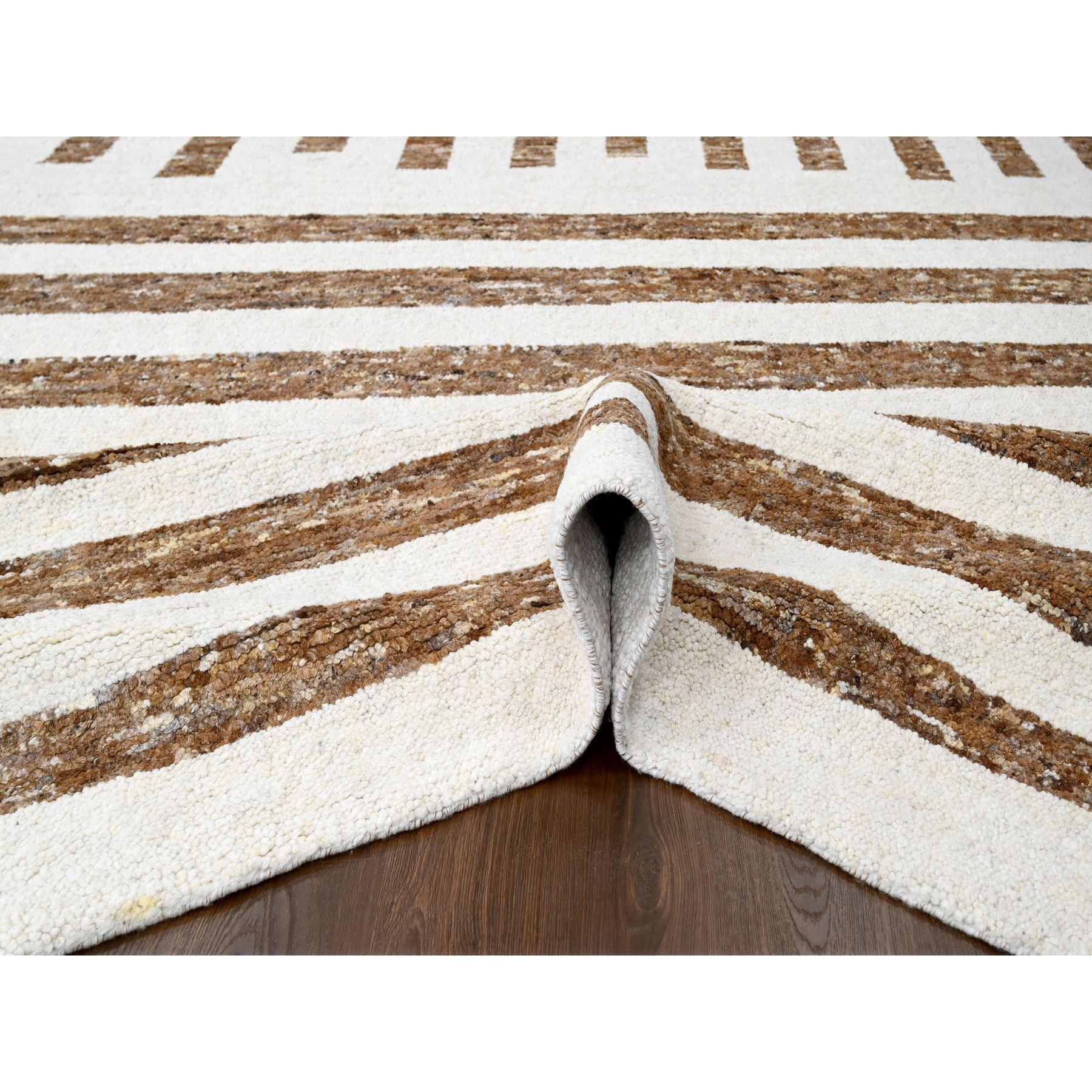 Alfombra Oriental Sobredimensionada Anudada a Mano con Diseño Minimalista de Rayas de Lana Marrón Cuero Anudado a mano en venta