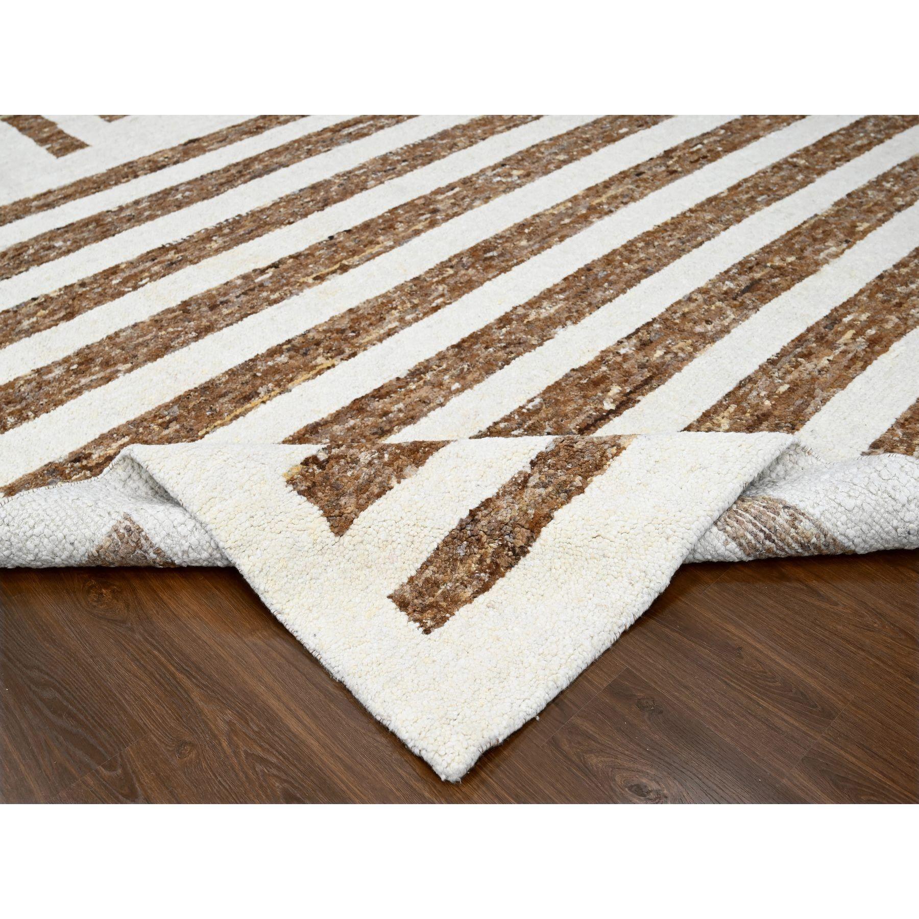 Alfombra Oriental Sobredimensionada Anudada a Mano con Diseño Minimalista de Rayas de Lana Marrón Cuero en Nuevo estado para la venta en Carlstadt, NJ