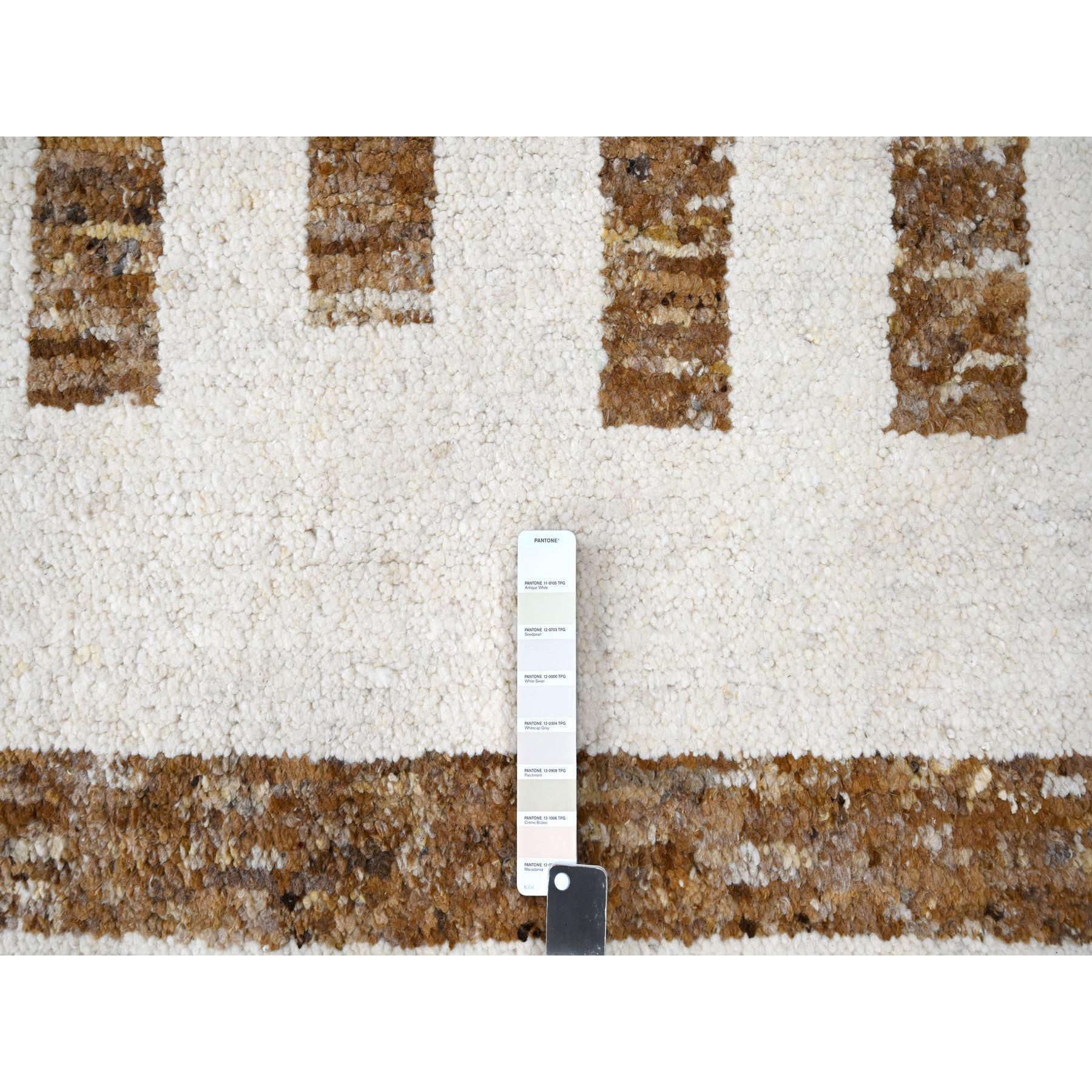 Alfombra Oriental Sobredimensionada Anudada a Mano con Diseño Minimalista de Rayas de Lana Marrón Cuero Siglo XXI y contemporáneo en venta
