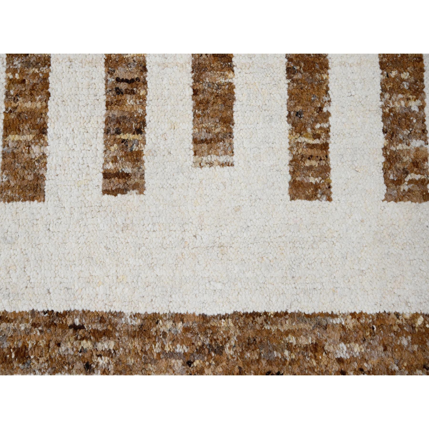Alfombra Oriental Sobredimensionada Anudada a Mano con Diseño Minimalista de Rayas de Lana Marrón Cuero en venta 1