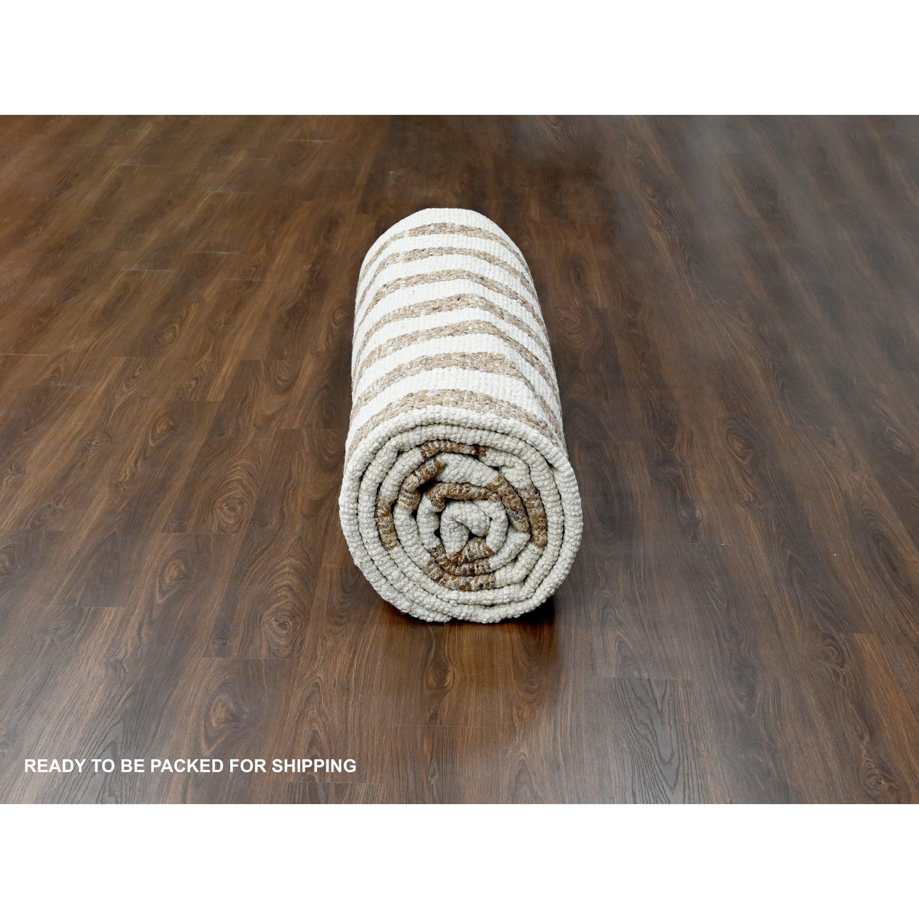 Alfombra Oriental Sobredimensionada Anudada a Mano con Diseño Minimalista de Rayas de Lana Marrón Cuero en venta 2