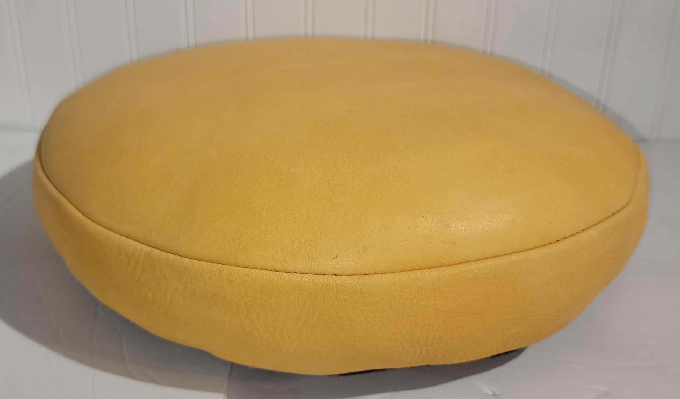 Cuscino per la seduta in pelle di daino vintage in un meraviglioso colore di pelle. Cuscino morbido con imbottitura in piuma personalizzata. 