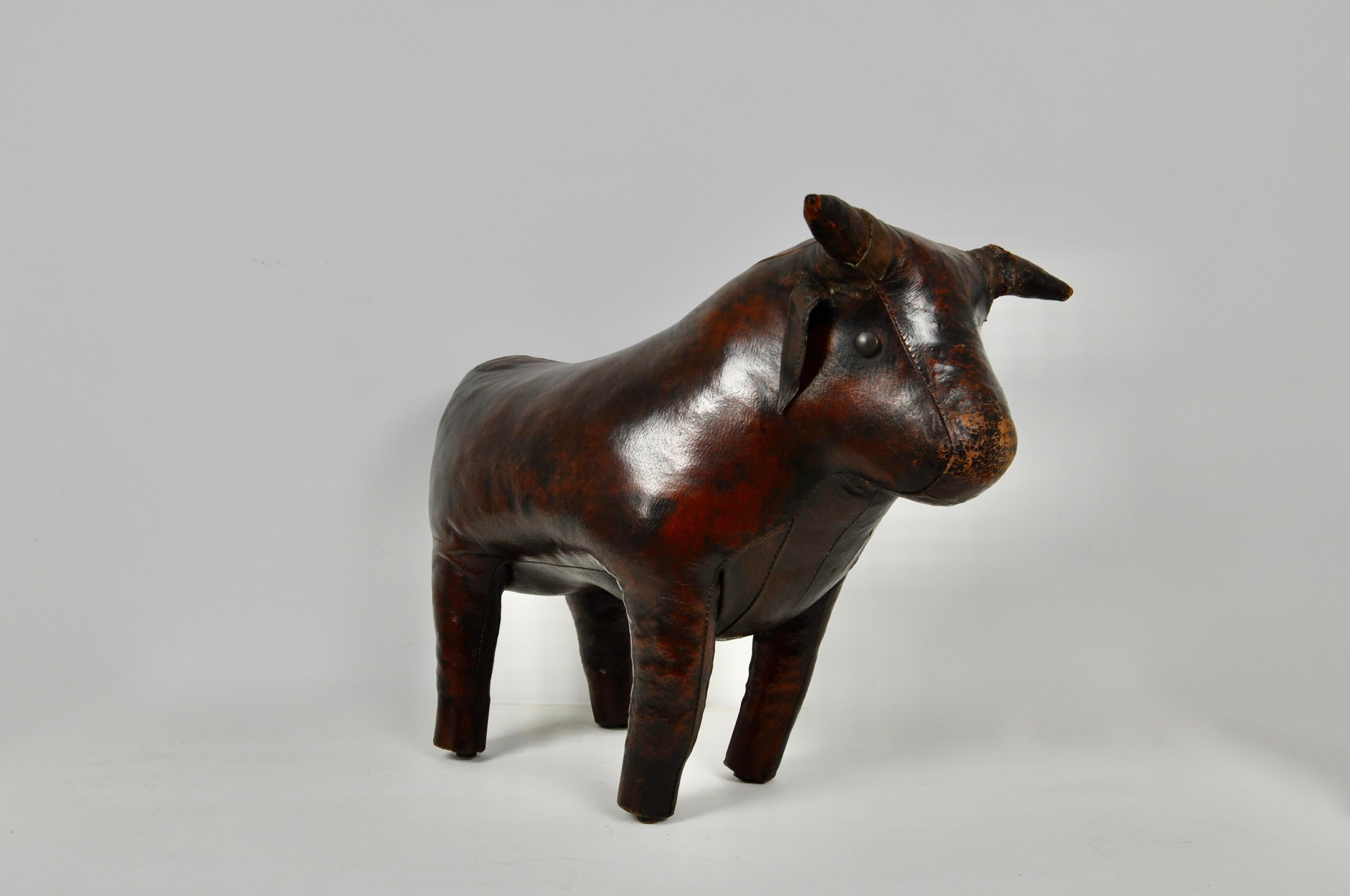 Leather stool in the shape of a bull. Wear at the level of the ears. (see picture).