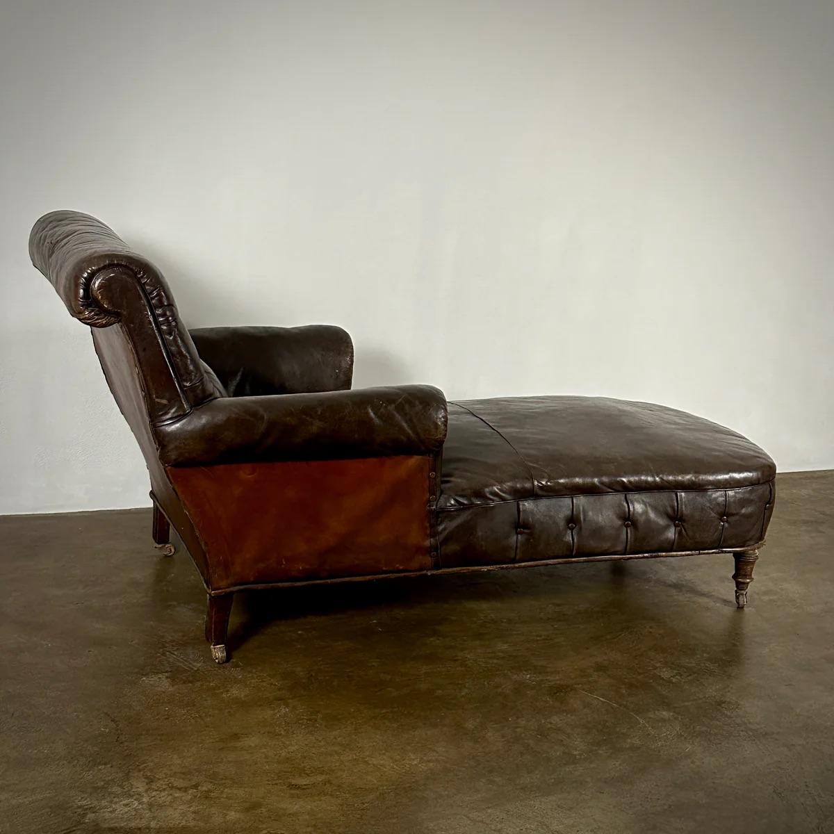 Leather Buttoned Daybed In Good Condition For Sale In Los Angeles, CA