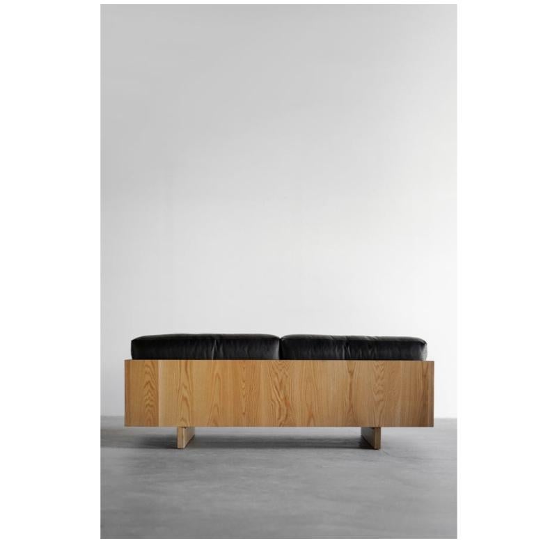 Ce canapé en cuir et en bois est fabriqué sur mesure à Los Angeles. Le cadre en bois est découpé sur mesure et assemblé. Le revêtement en cuir est coupé et cousu à la forme de chaque coussin. D'autres tissus sont disponibles sur demande.

CHÊNE +