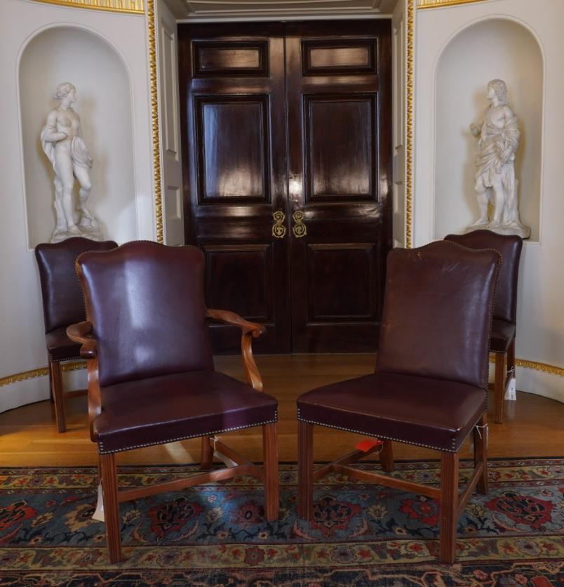 Royal House Antiques

Royal House Antiques a le plaisir d'offrir à la vente ce magnifique fauteuil en cuir bordeaux en acajou de Spencer House qui a été construit pour la famille Spencer entre 1756-1766 pour John, le premier Earl Spencer, réside