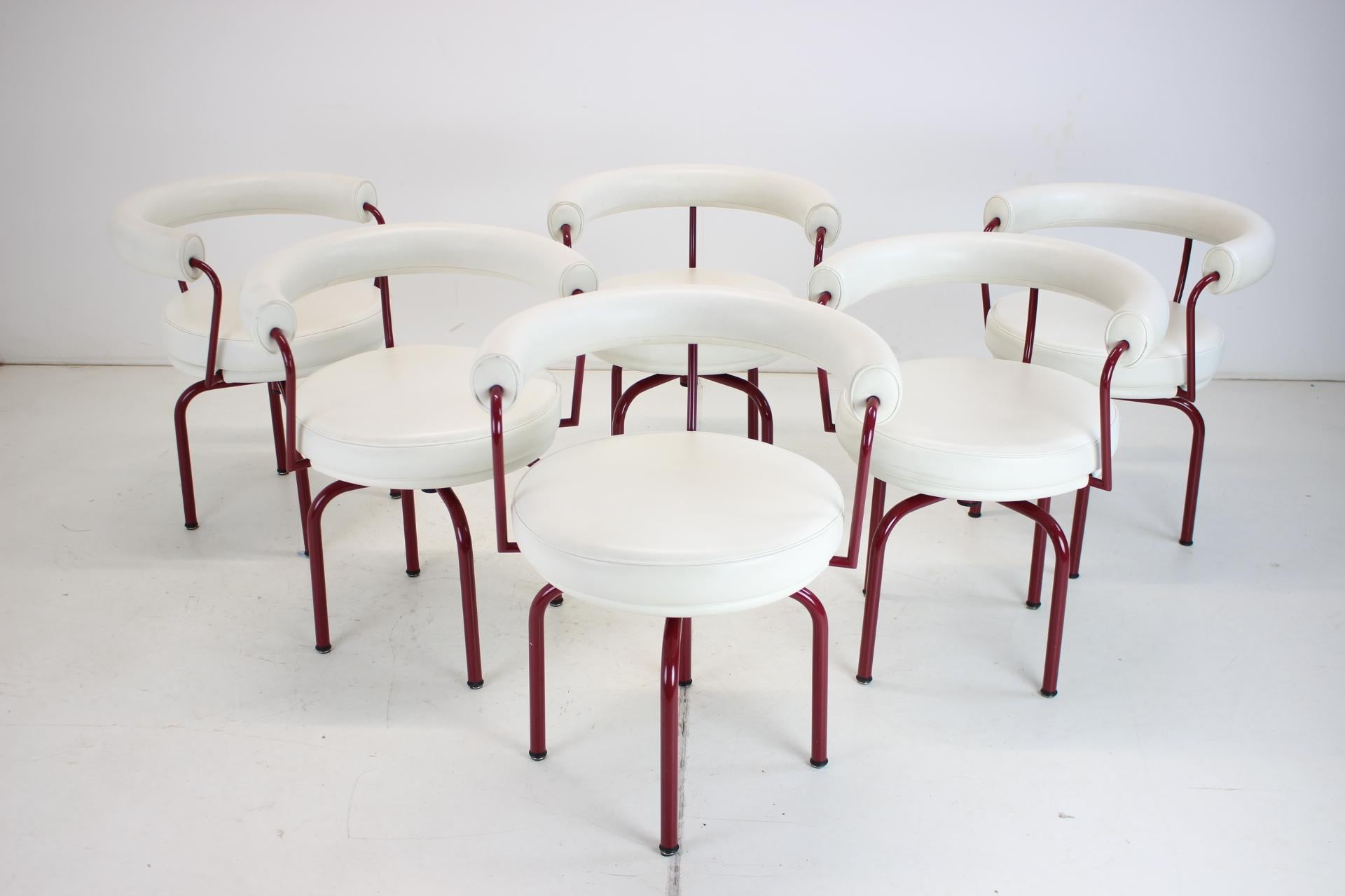  LC7-Stuhl, entworfen von Charlotte Perriand im Jahr 1927. Neu aufgelegt im Jahr 1978.
Hergestellt von Cassina in Italien.

Entworfen von Charlotte Perriand und Teil der Kollektion LC von Le Corbusier, Pierre Jeanneret und Charlotte Perriand.

Der