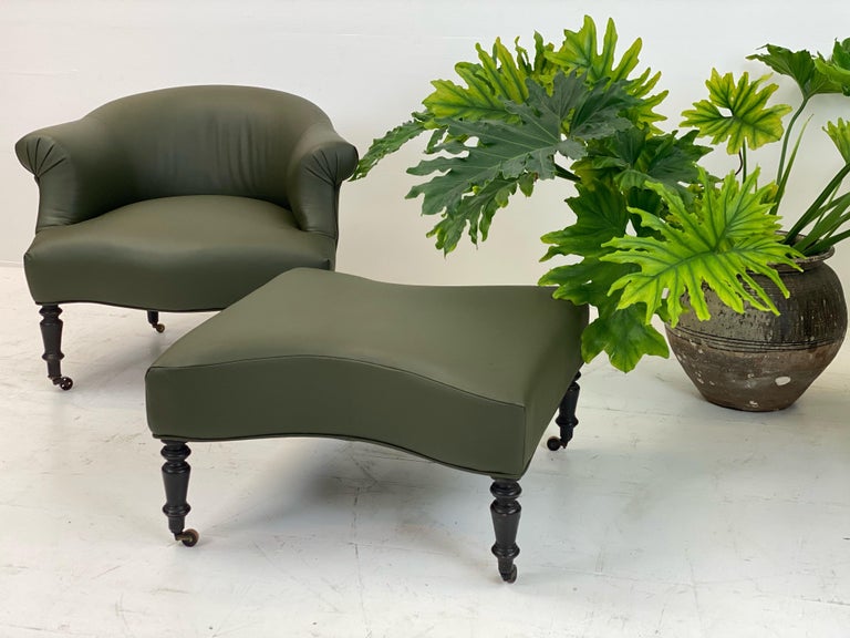 Vintage Green Leather Chair and Pouf In Excellent Condition For Sale In Schellebelle, BE