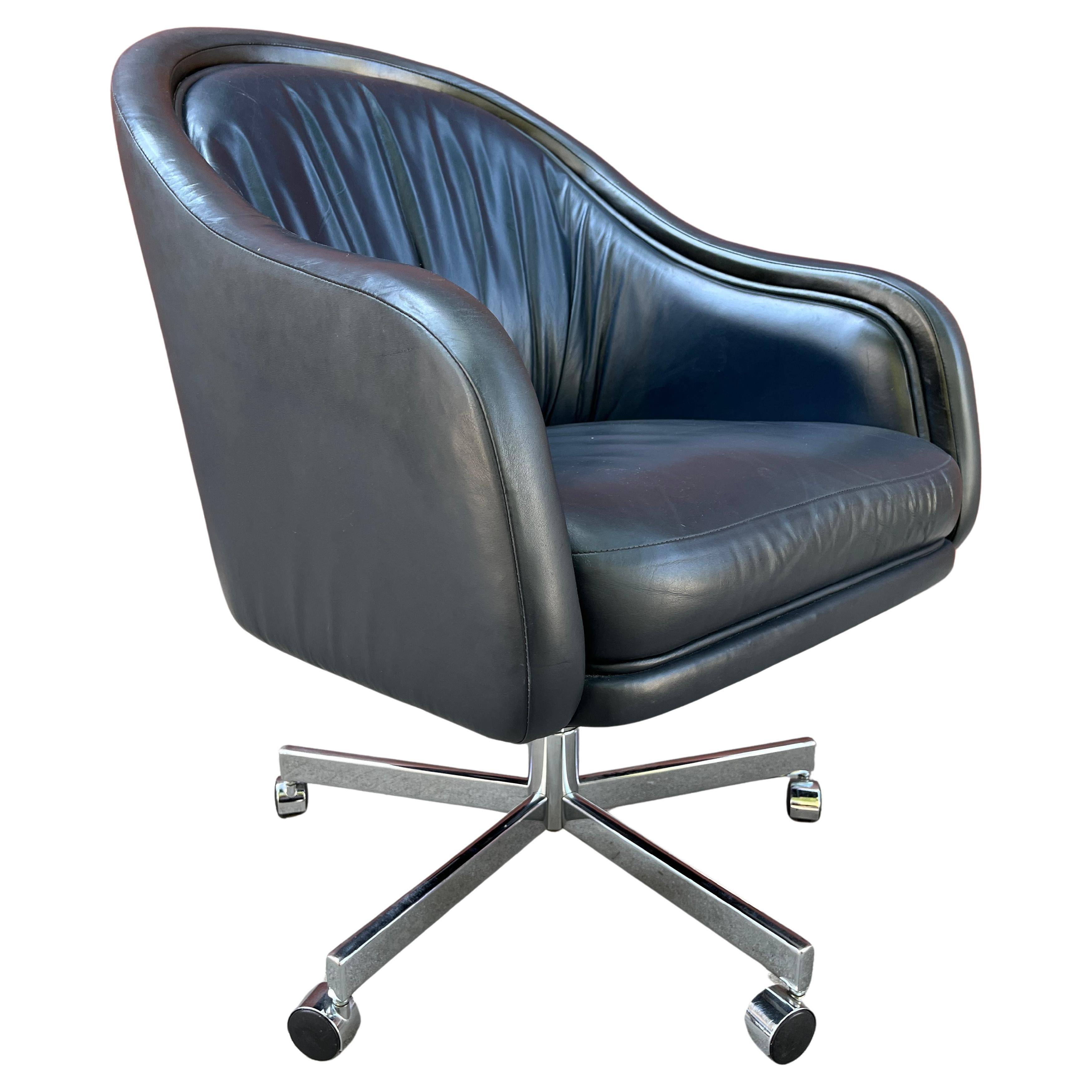 Una silla de escritorio clásica en cuero azul noche oscuro casi negro, de Ward Bennett para Brickel Associates, con base cromada original de 5 estrellas y ruedas giratorias.  Medidas tomadas en el ajuste de altura más bajo. El inodoro manual y los