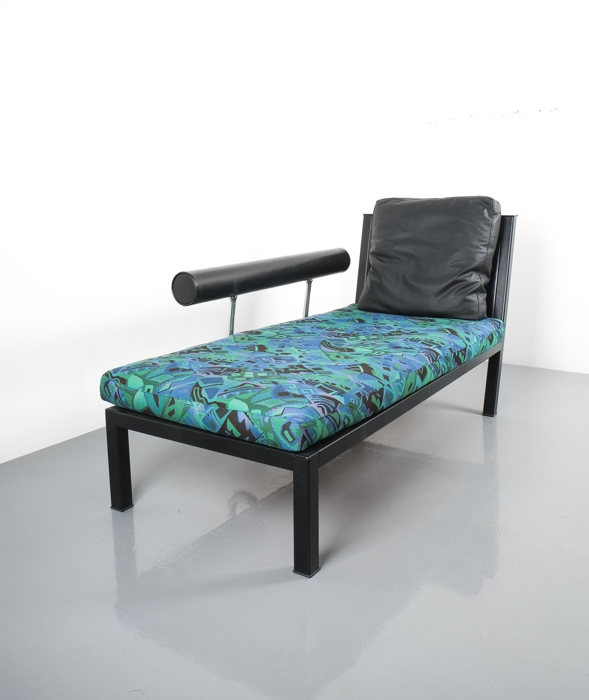 Leather chaise lounge Baisity by Antonio Citterio for B&B Italy, 1982. Elegant chaise longue featuring a leather upholstered steel-frame and backrest, a black leather cushion and a multicolored pattern cushion from the 1980s. Stunning polished