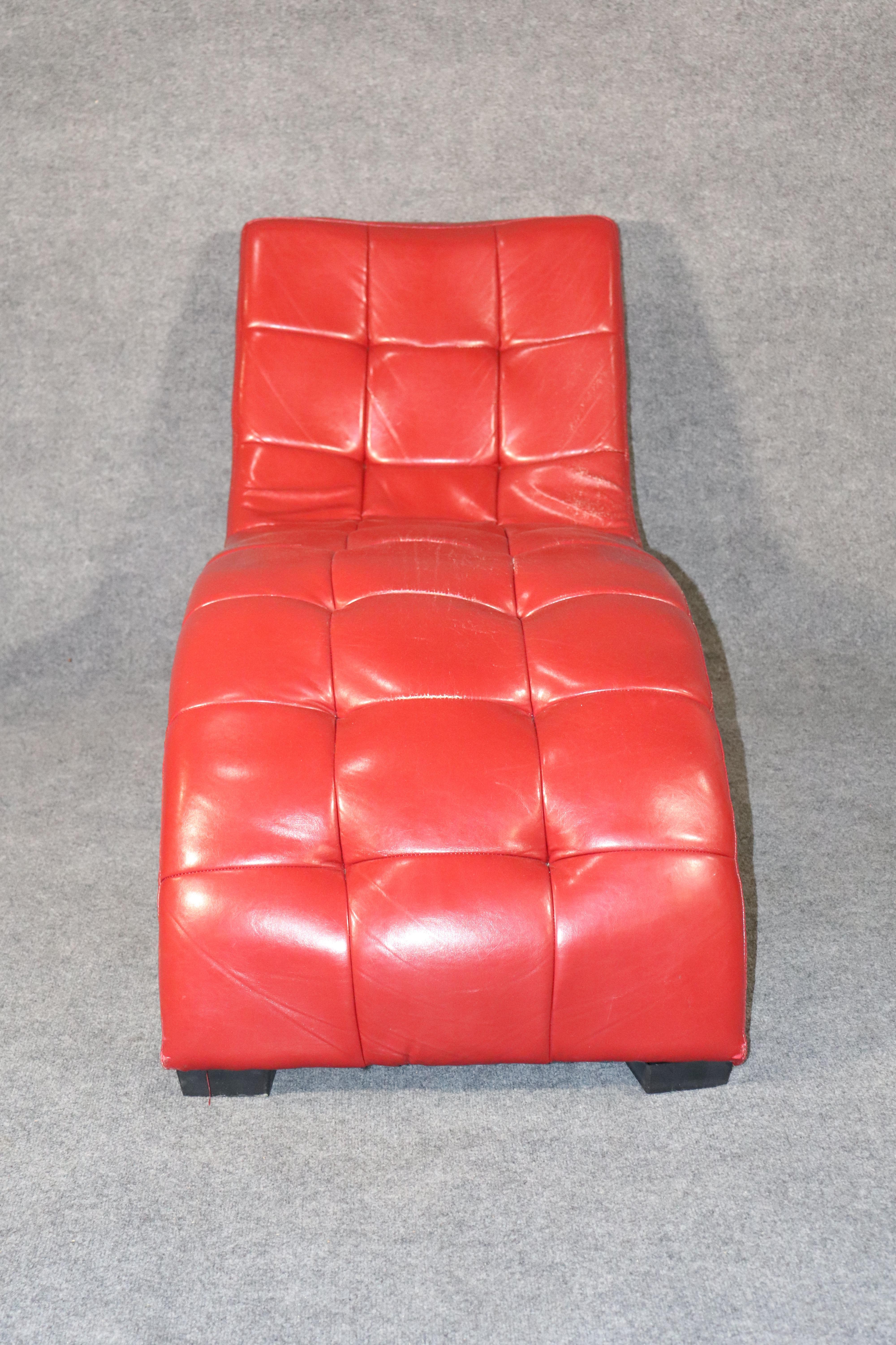 Chaise lounge chair with tufted leather upholstery. Attractive wave shape design with wood legs.
Please confirm location