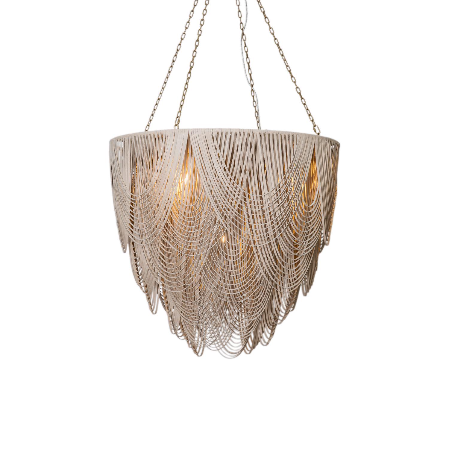 Peut-être le textile le plus inattendu pour un luminaire, le lustre Whisper en cuir est fabriqué à la main avec des bandes de cuir superposées en arcs gracieux pour un look étonnant et pourtant naturel. La lumière ambiante provenant de l'intérieur