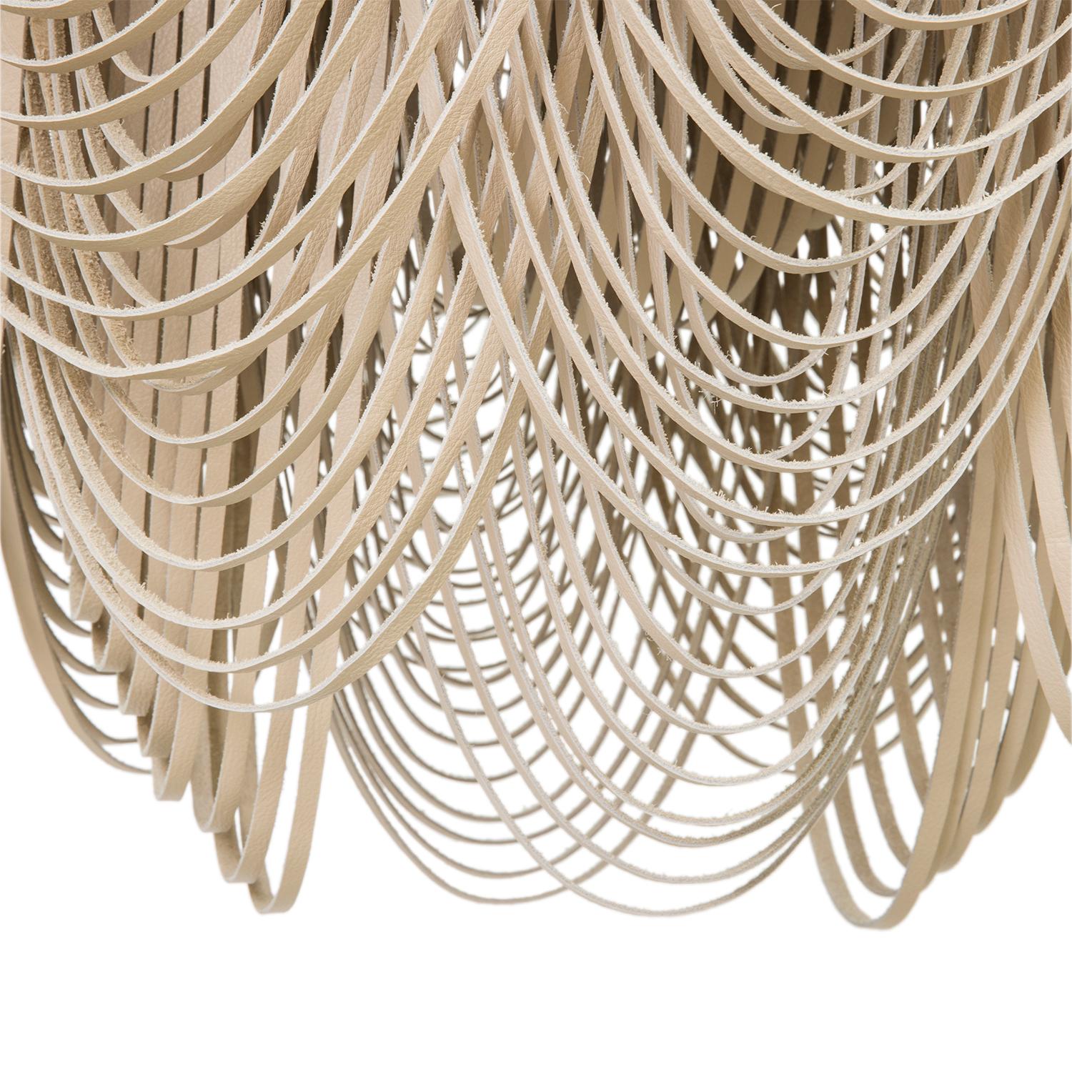 Lustre en cuir avec très grand dessus plat Whisper en cuir pierre crème Neuf - En vente à New York, NY