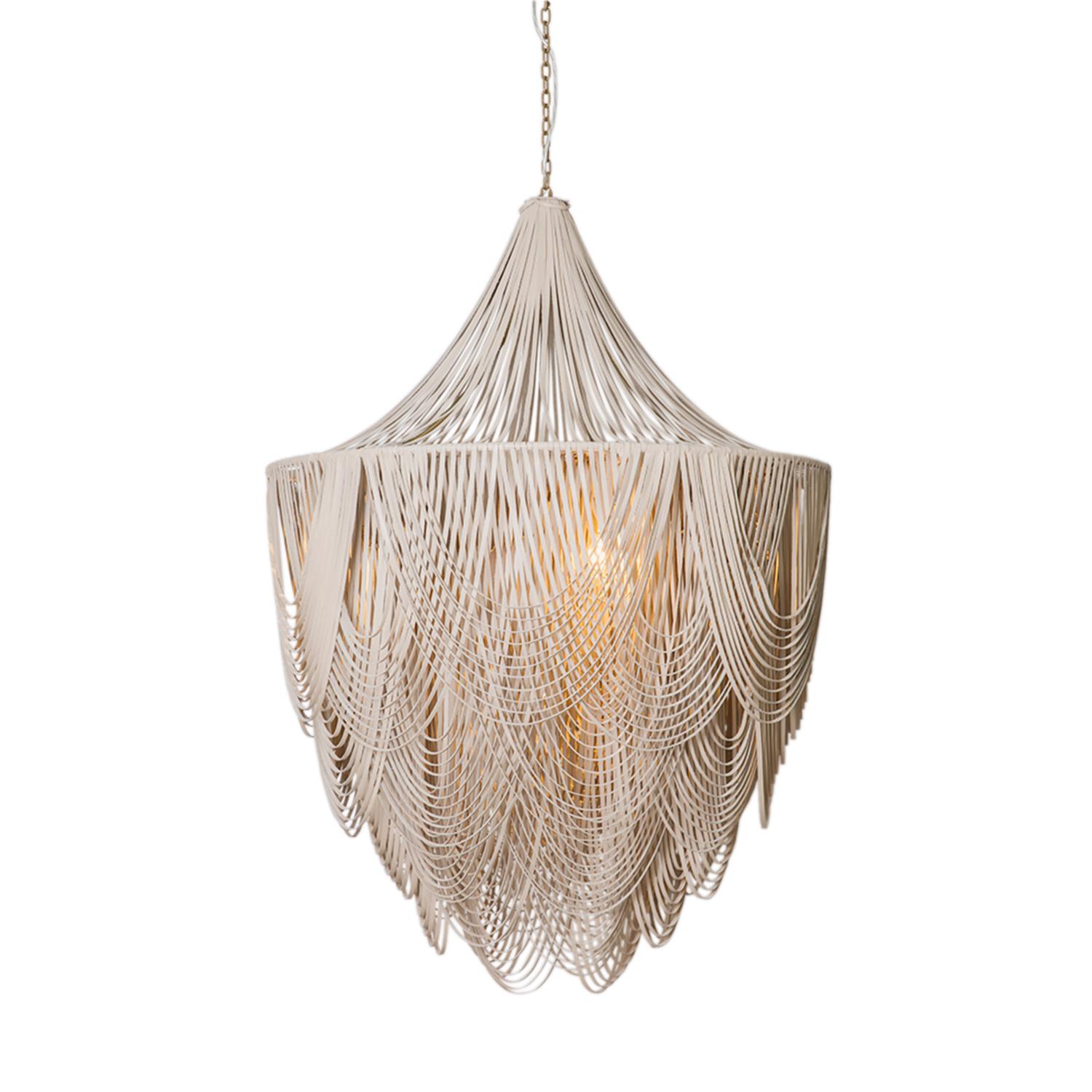 Peut-être le textile le plus inattendu pour un luminaire, le lustre Whisper en cuir est fabriqué à la main avec des bandes de cuir superposées en arcs gracieux pour un look étonnant et pourtant naturel. La lumière ambiante provenant de l'intérieur