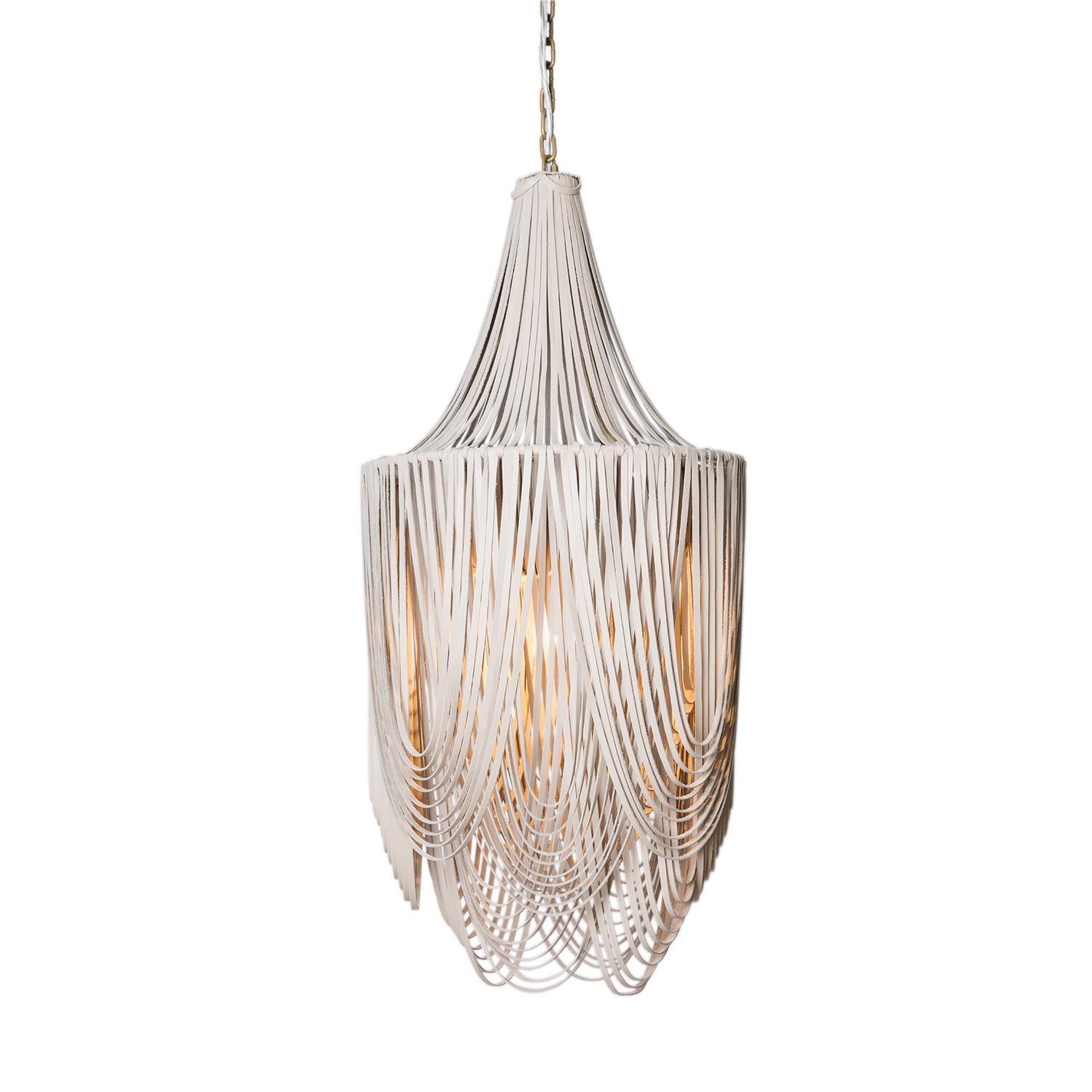Peut-être le textile le plus inattendu pour un luminaire, le lustre Whisper en cuir est fabriqué à la main avec des bandes de cuir superposées en arcs gracieux pour un look étonnant et pourtant naturel. La lumière ambiante provenant de l'intérieur