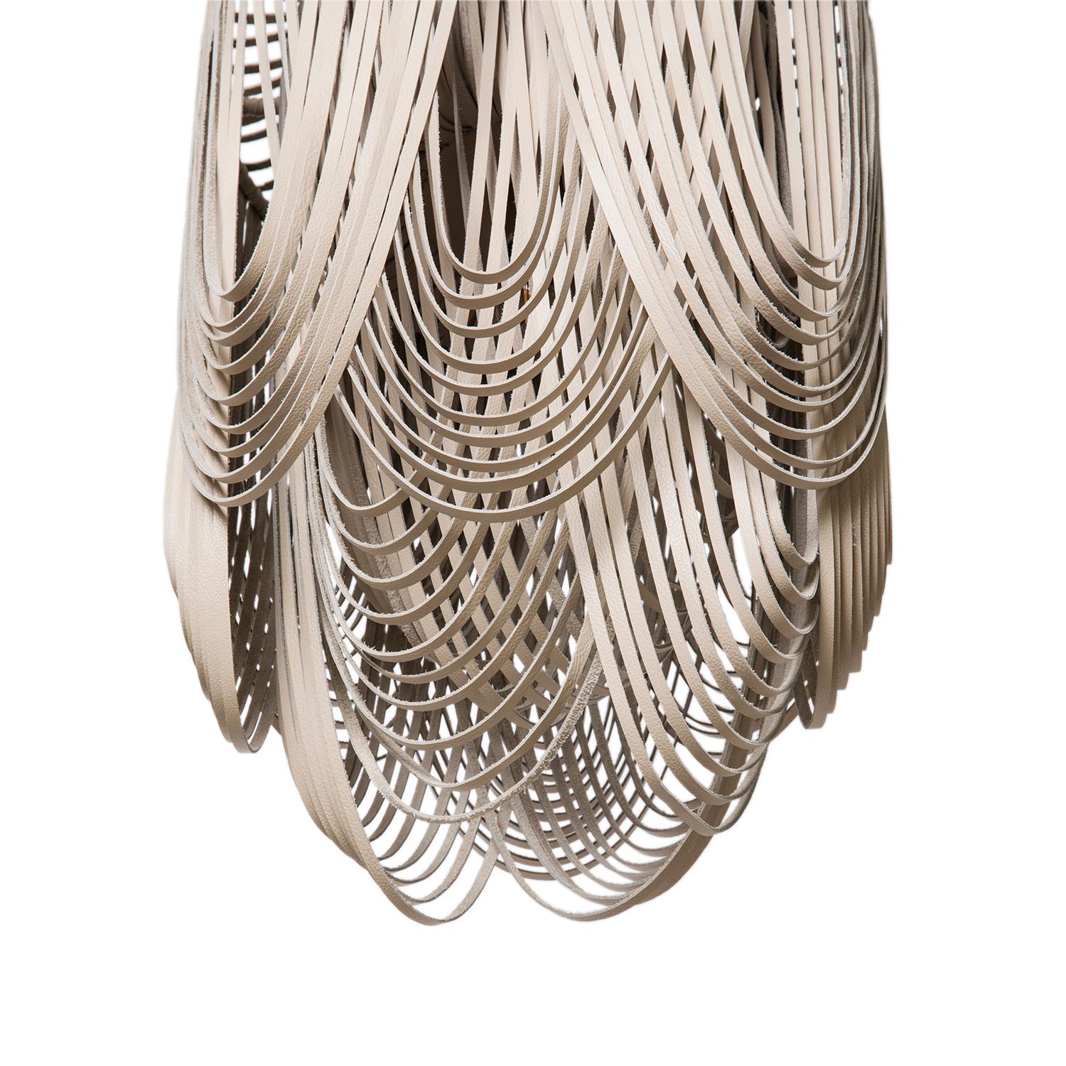 Lustre en cuir - Petit rond Whisper avec couronne en cuir pierre-crème Neuf - En vente à New York, NY