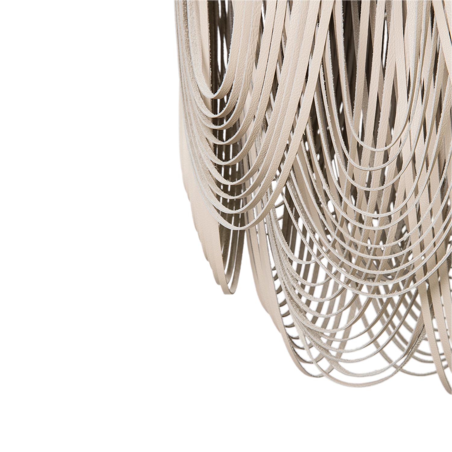Cuir Lustre en cuir - Petit rond Whisper avec couronne en cuir pierre-crème en vente