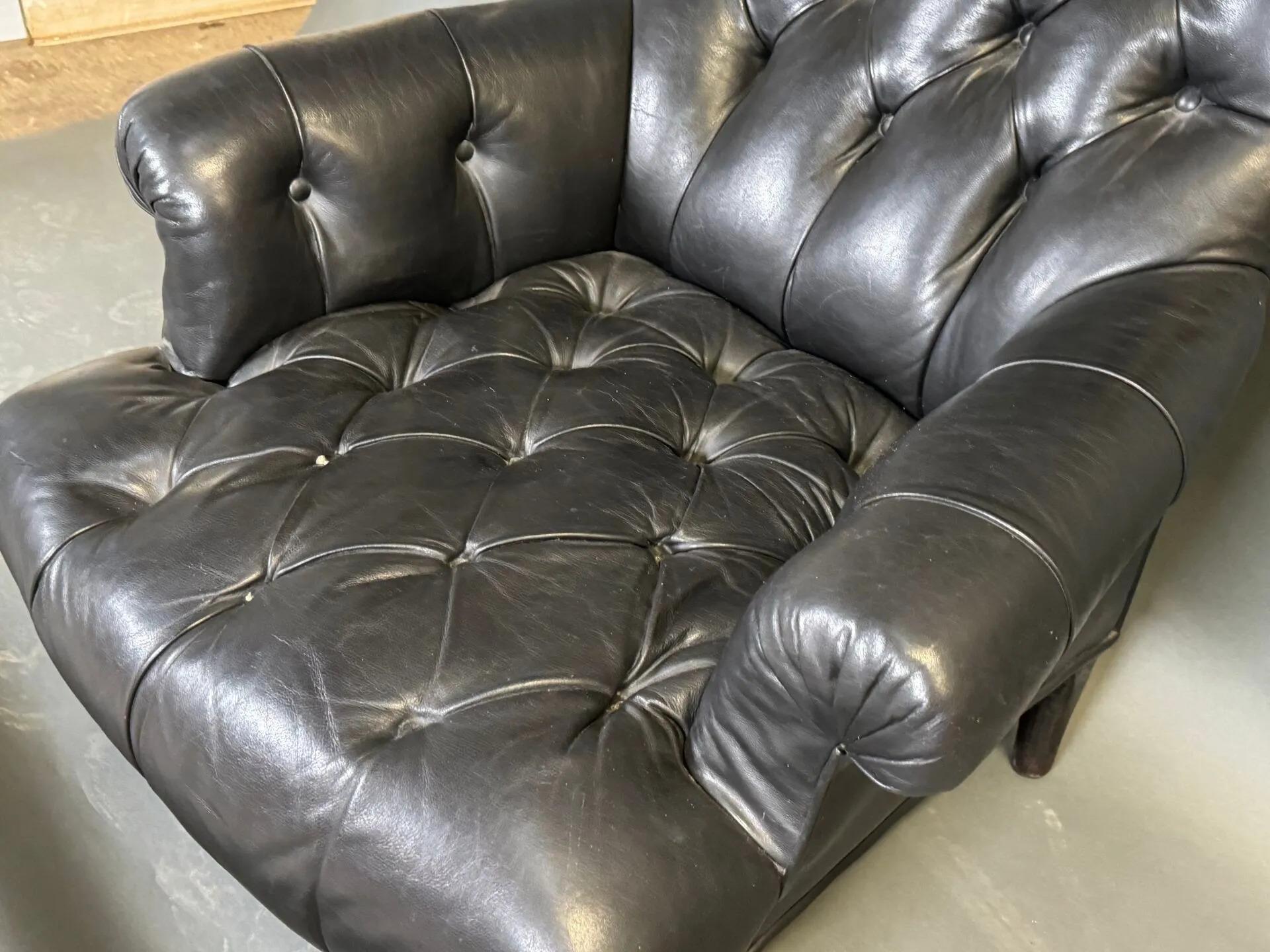 Leather Chesterfield club armchair, circa 1930/1950 very good state In Good Condition For Sale In Saint-Ouen, FR
