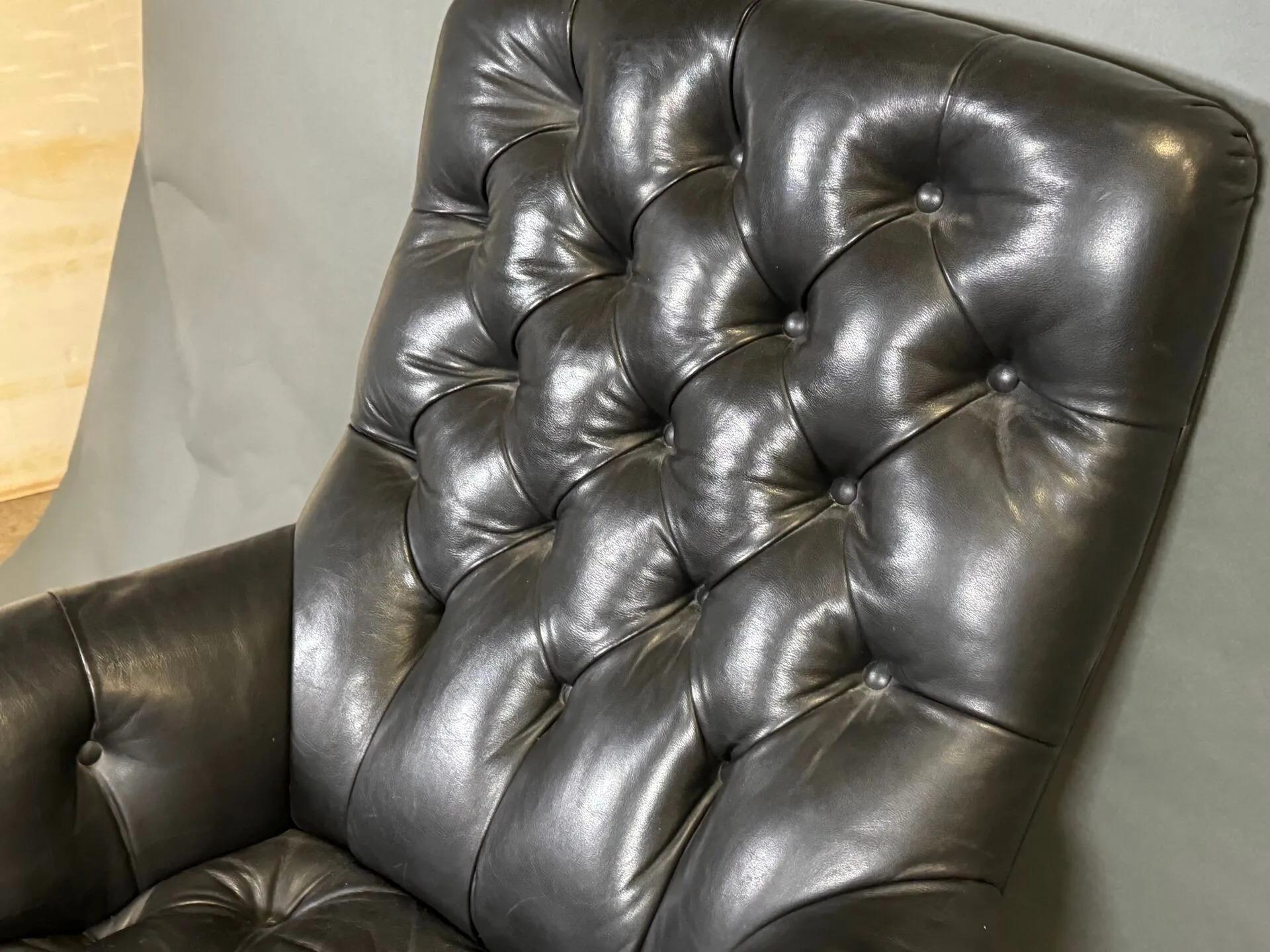 Mid-20th Century Leather Chesterfield club armchair, circa 1930/1950 very good state For Sale