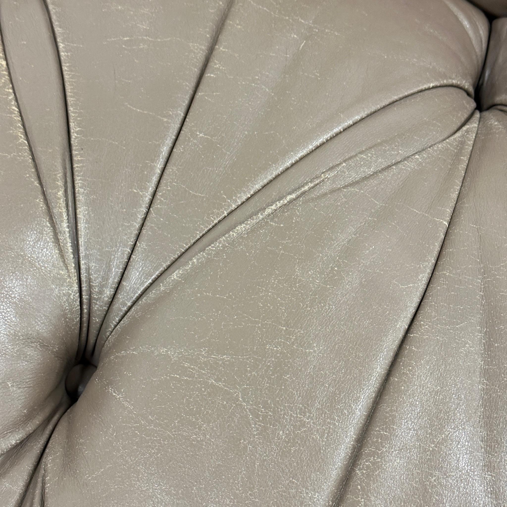 Chesterfield-Sofa aus Leder von Drexel im Zustand „Gut“ im Angebot in Chicago, IL